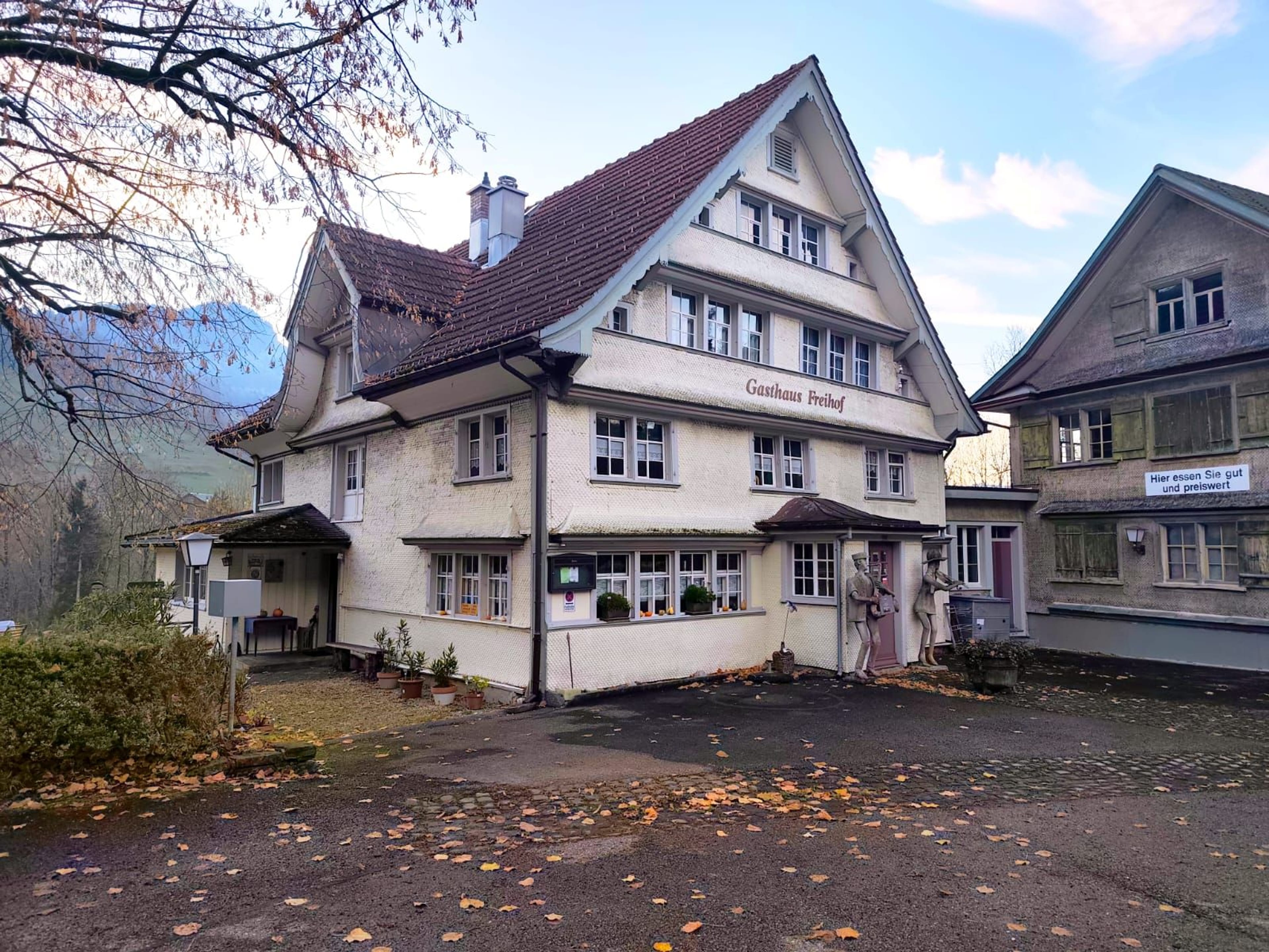 Ensemble mit Gasthaus, 2 Wohnungen & Scheune in Nesslau - kaufen - 65
