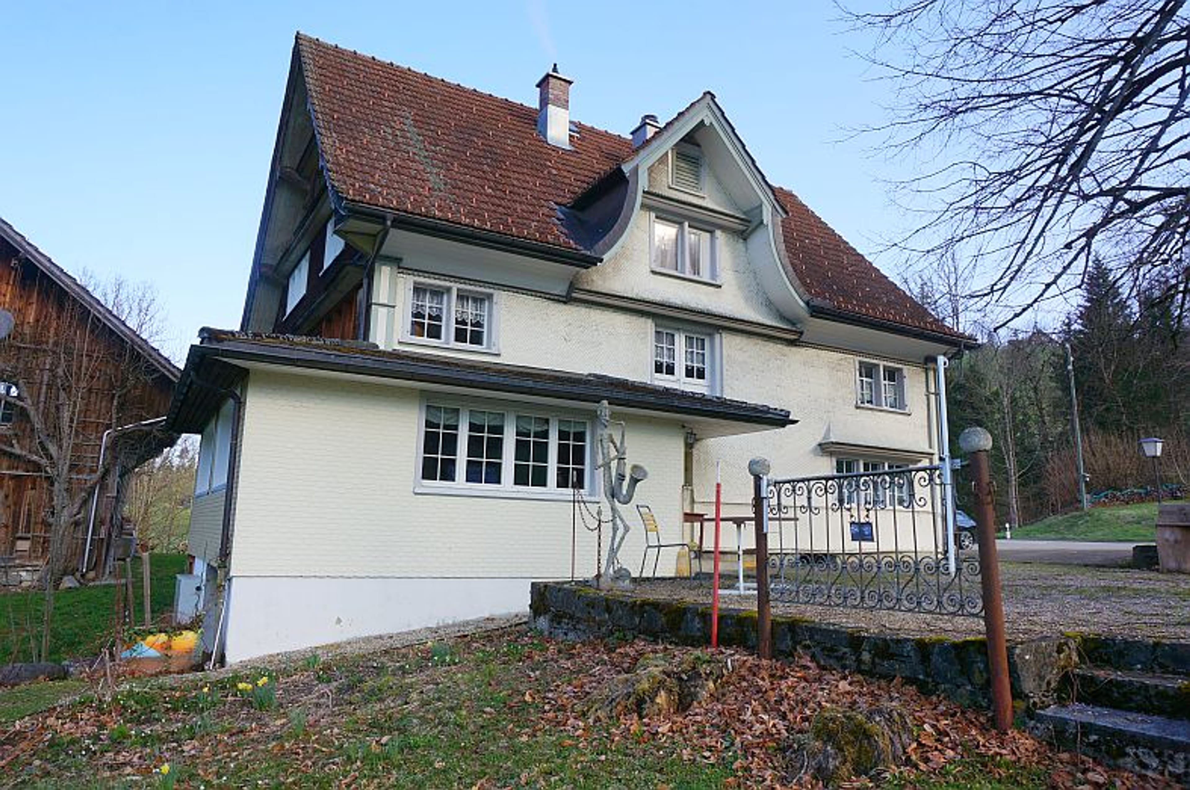 Ensemble mit Gasthaus, 2 Wohnungen & Scheune in Nesslau - kaufen - 12