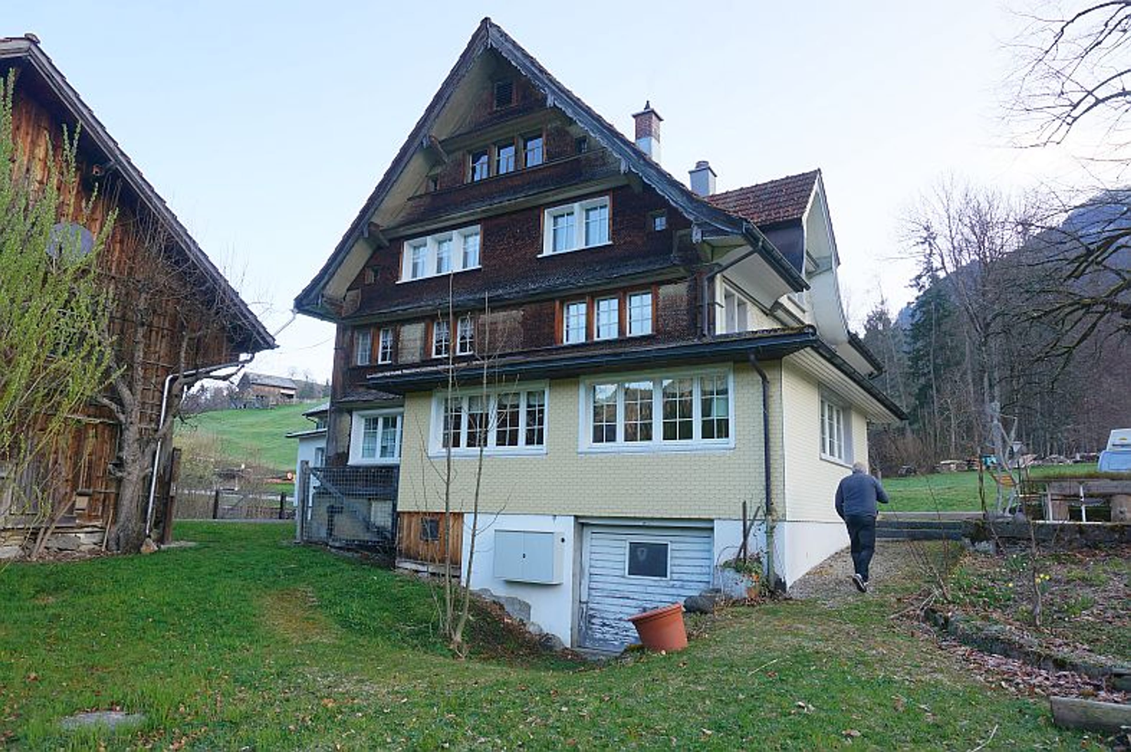 Ensemble mit Gasthaus, 2 Wohnungen & Scheune in Nesslau - kaufen - 9