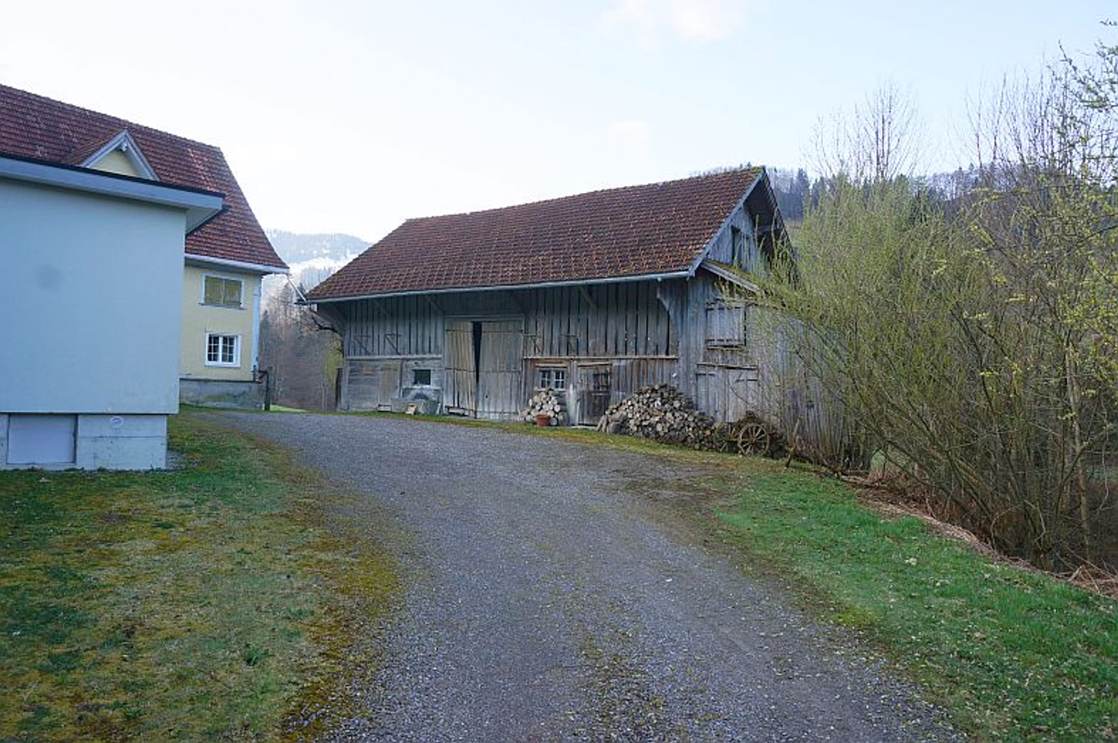Ensemble mit Gasthaus, 2 Wohnungen & Scheune in Nesslau - kaufen - 16