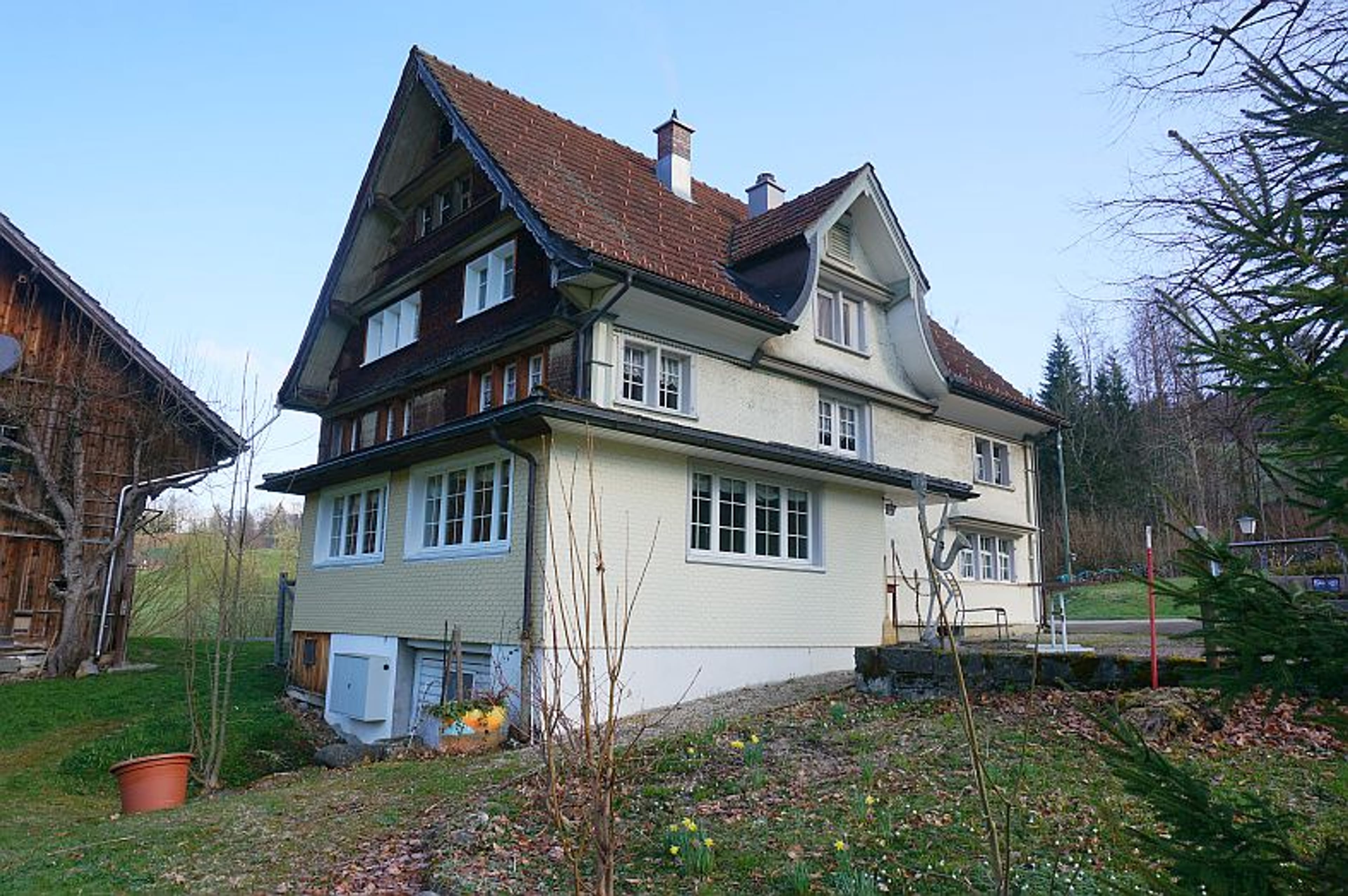 Ensemble mit Gasthaus, 2 Wohnungen & Scheune in Nesslau - kaufen - 13