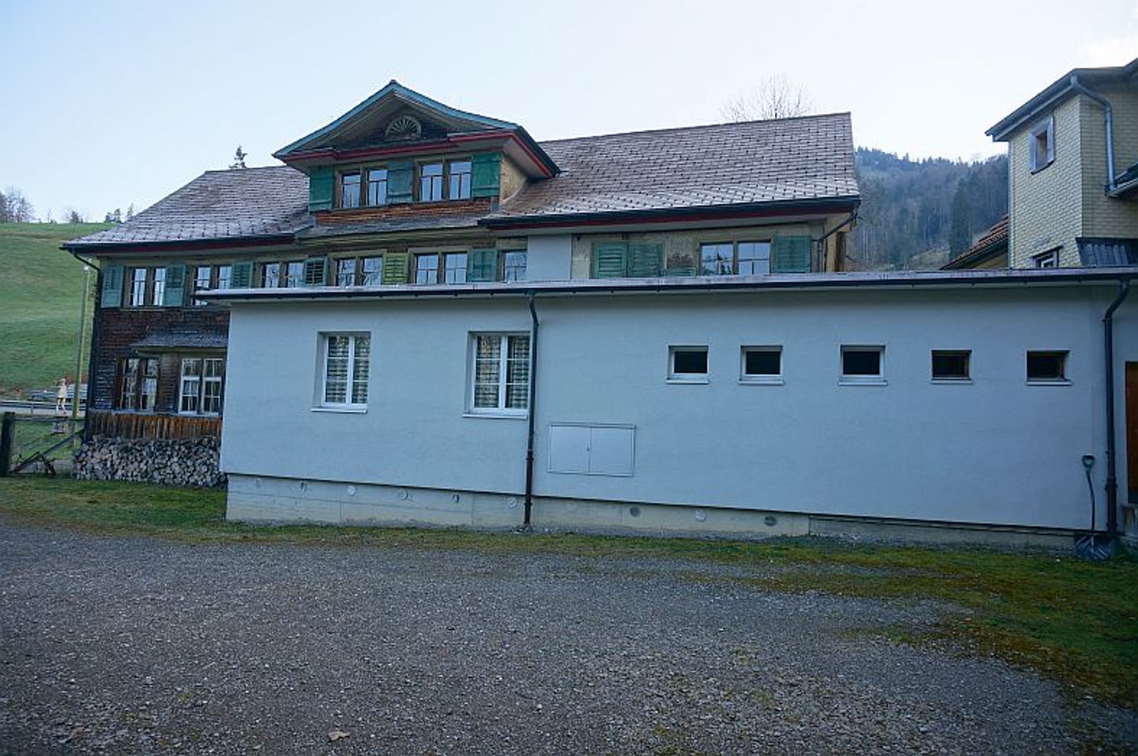 Ensemble mit Gasthaus, 2 Wohnungen & Scheune in Nesslau - kaufen - 20