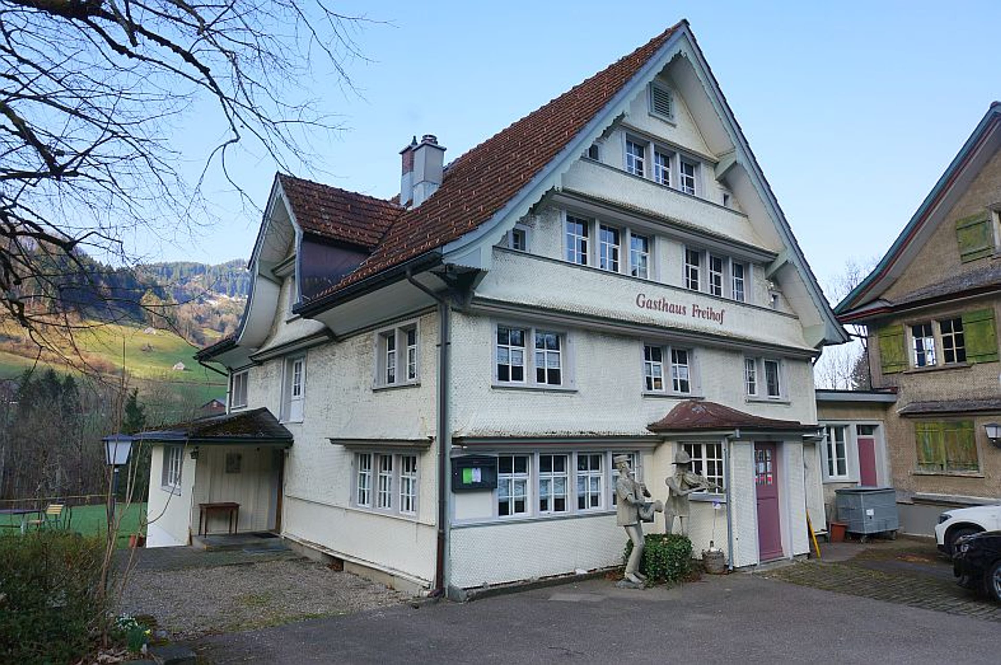 Ensemble mit Gasthaus, 2 Wohnungen & Scheune in Nesslau - kaufen - 10