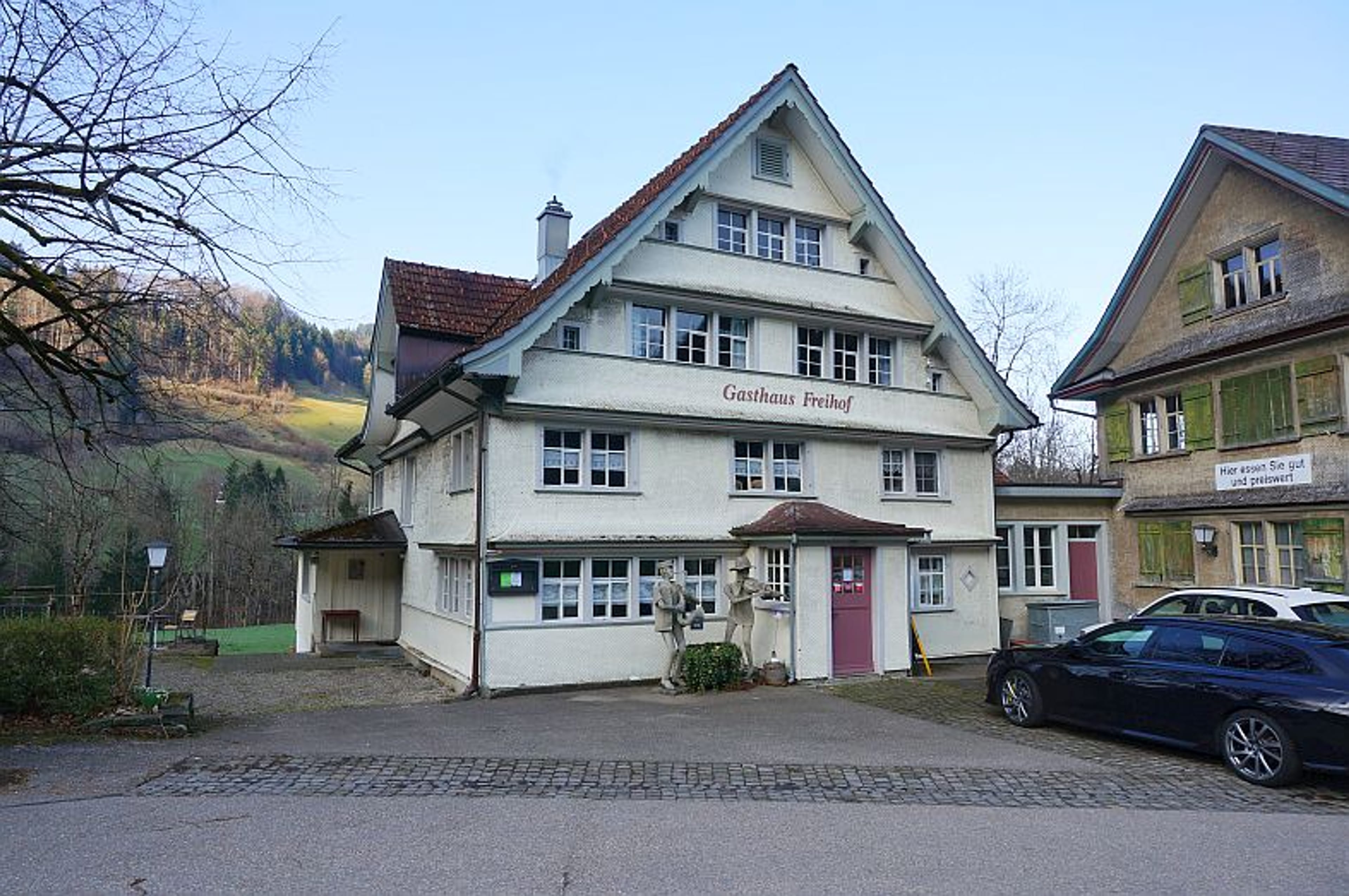 Ensemble mit Gasthaus, 2 Wohnungen & Scheune in Nesslau - kaufen - Bild 1