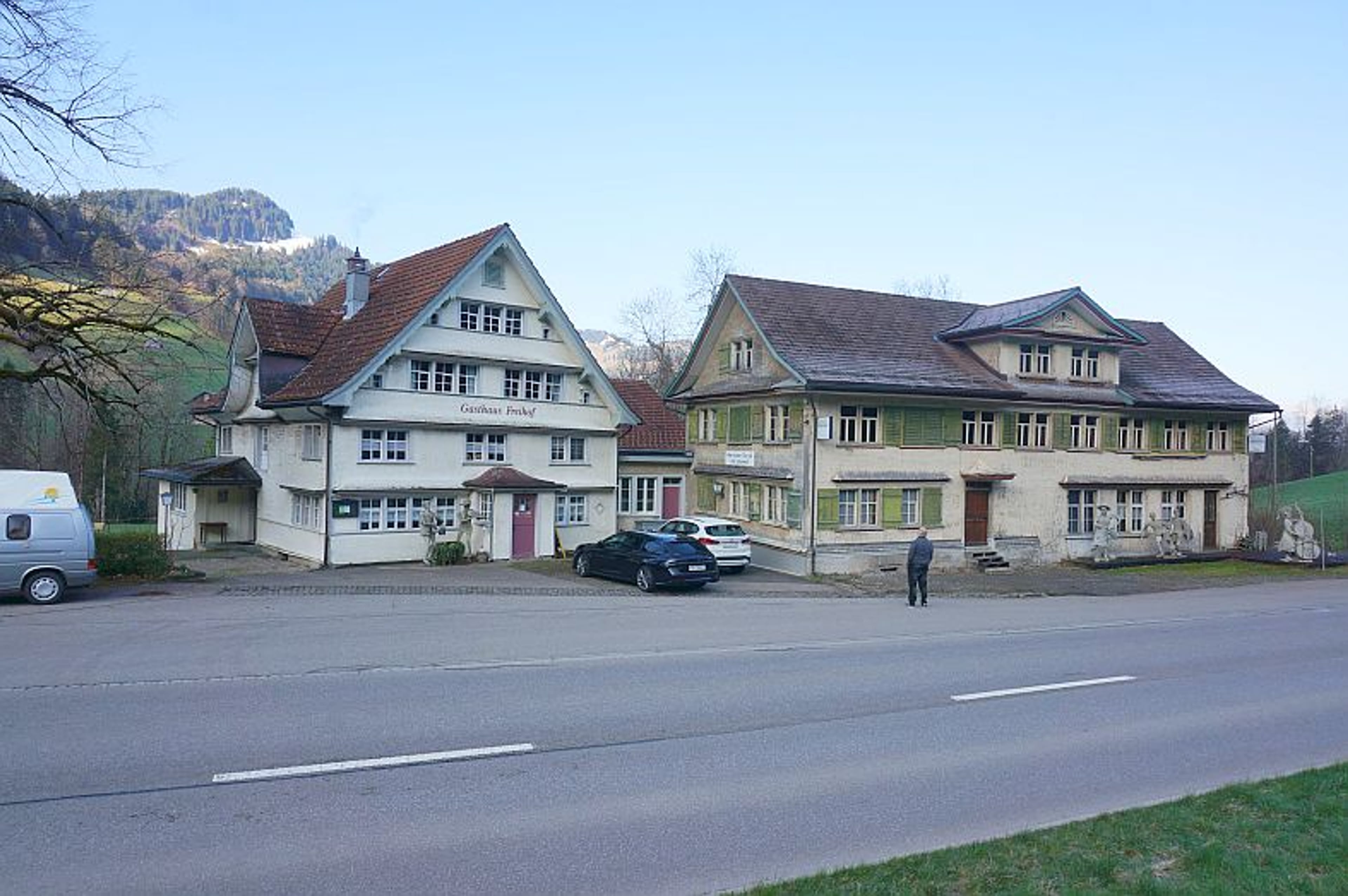 Ensemble mit Gasthaus, 2 Wohnungen & Scheune in Nesslau - kaufen - 8