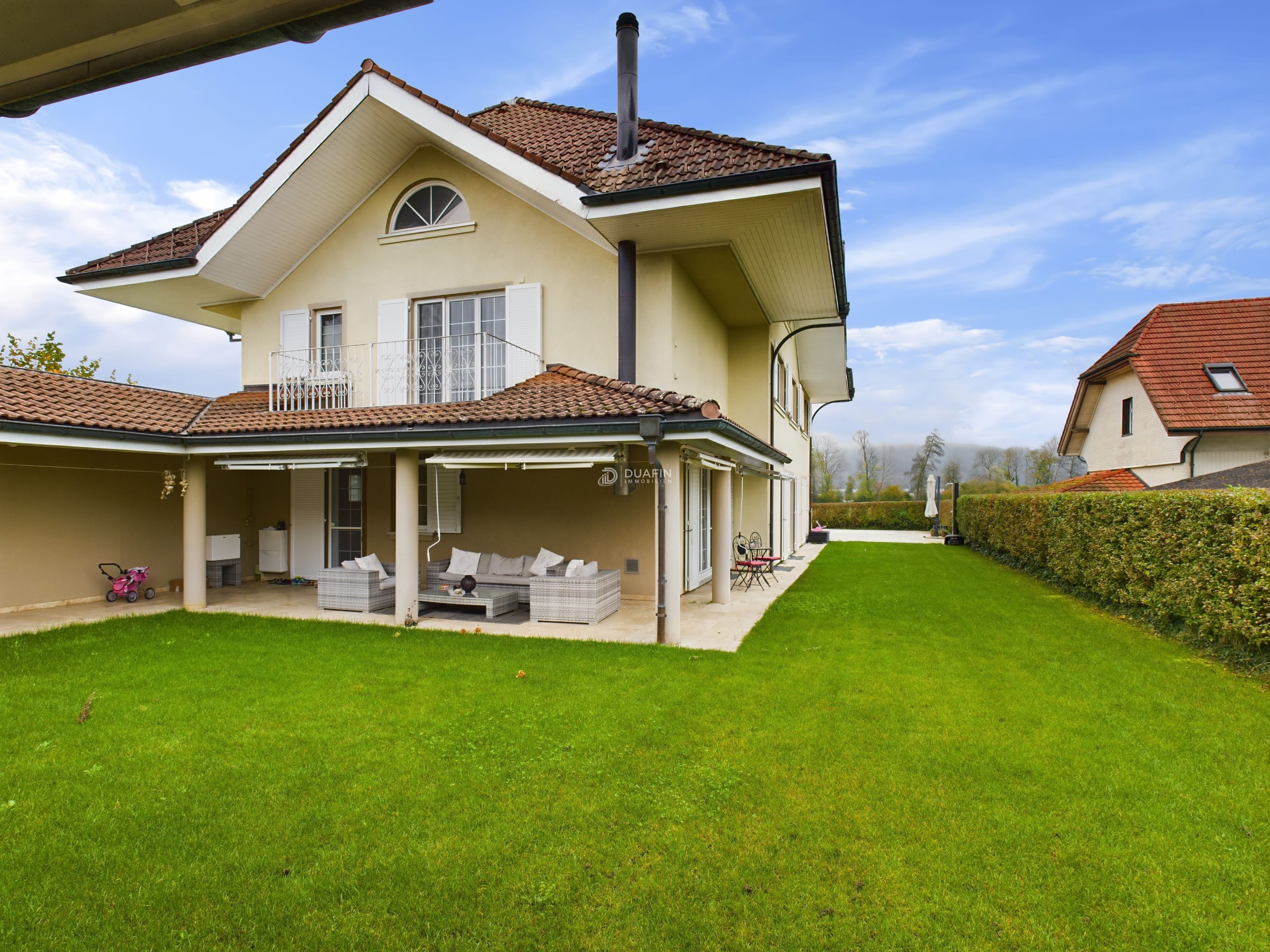 8.5-Zi.-Villa mit Pool & Einliegerwohnung in Oberentfelden - Bild 1