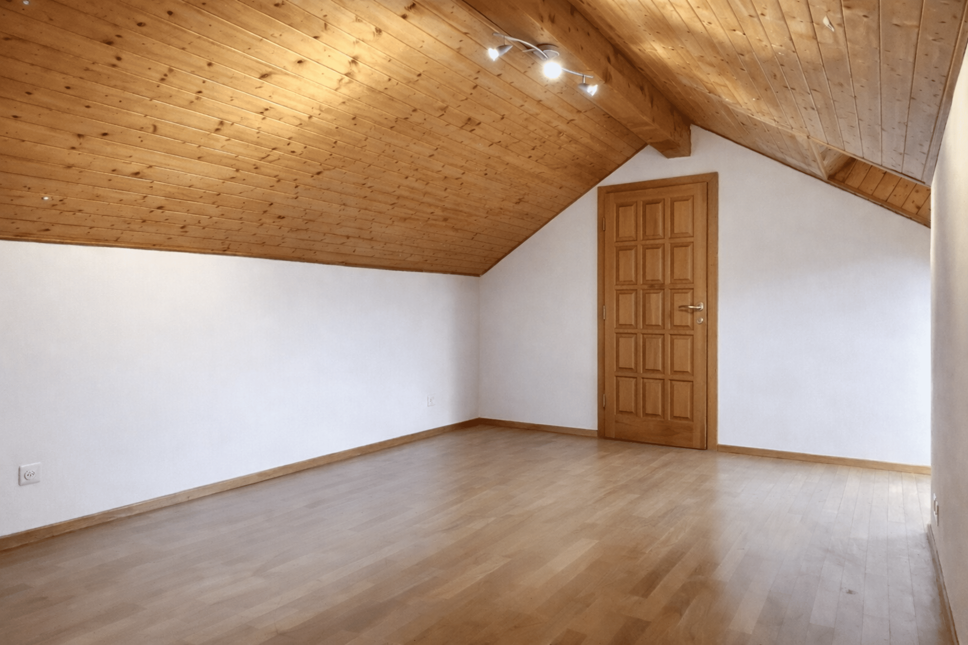 6-Zi.-Attika-Duplex mit Garten, Lift und Dachboden in Losone - hell und grosszügig - Bild 6
