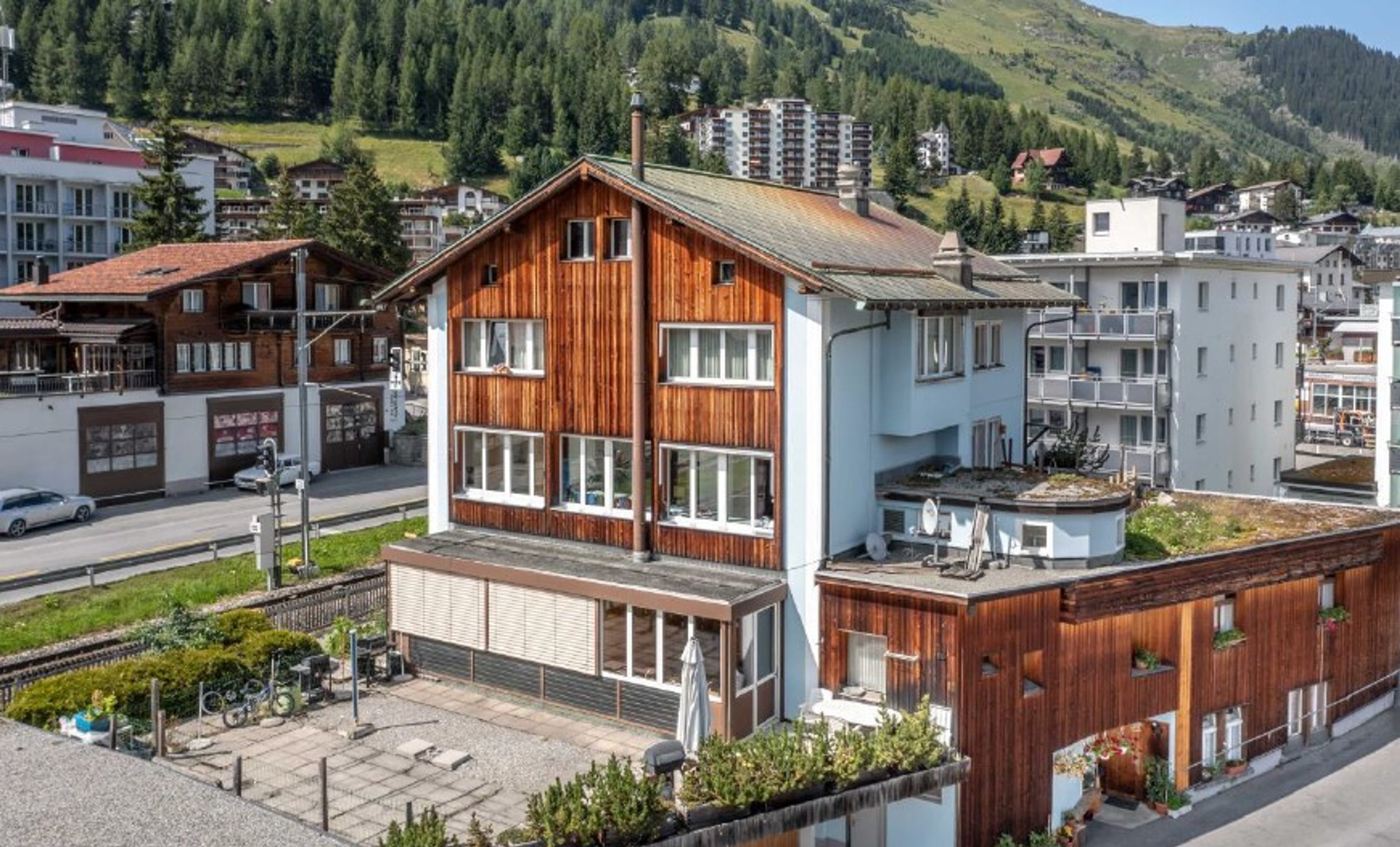 Saniertes MFH mit 11 Einheiten in Davos - zentrale Lage, kaufen - 1