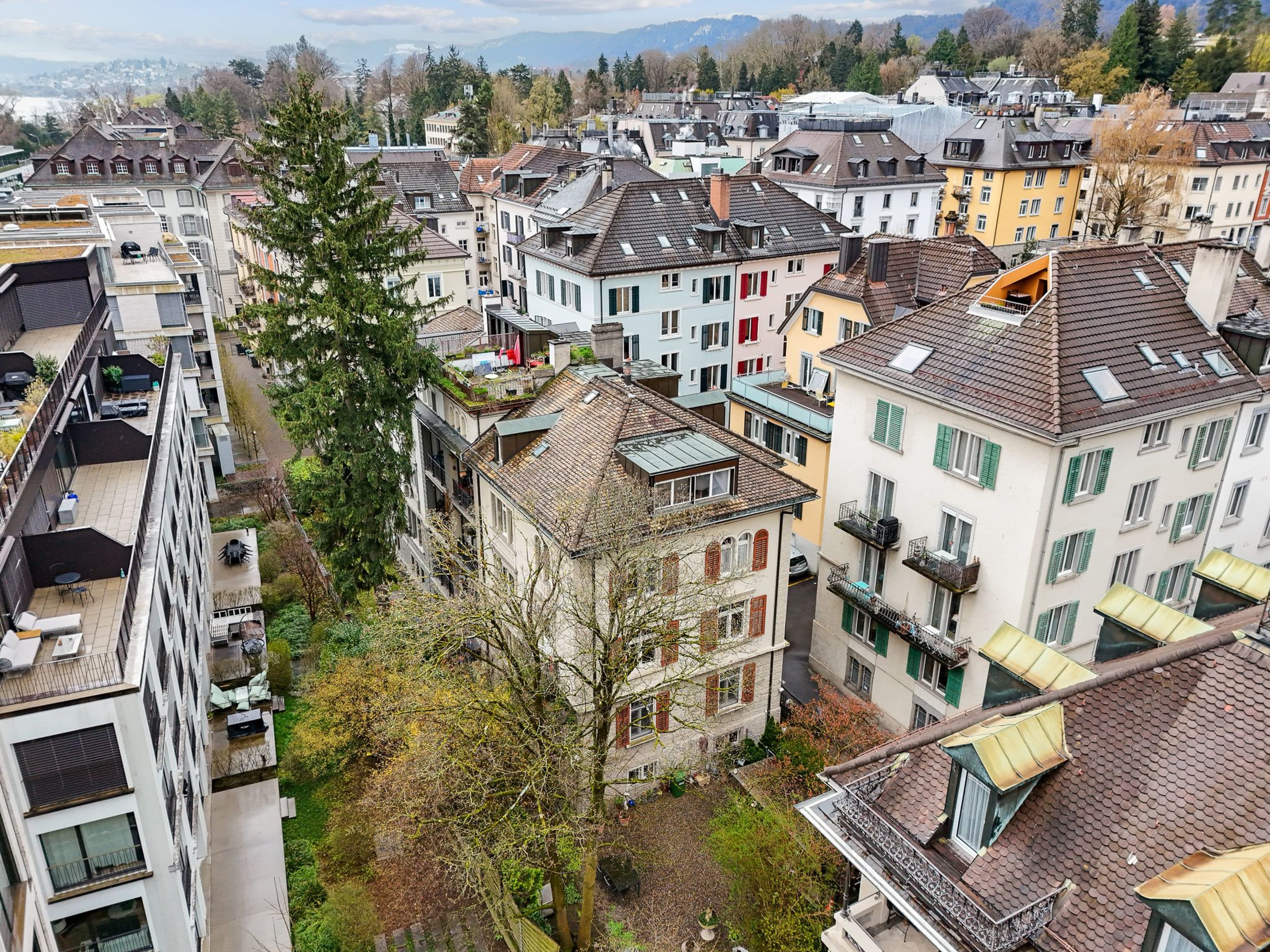Mehrfamilienhaus mit 6 Einheiten und Dachterrasse in Zürich Enge - Bild 1