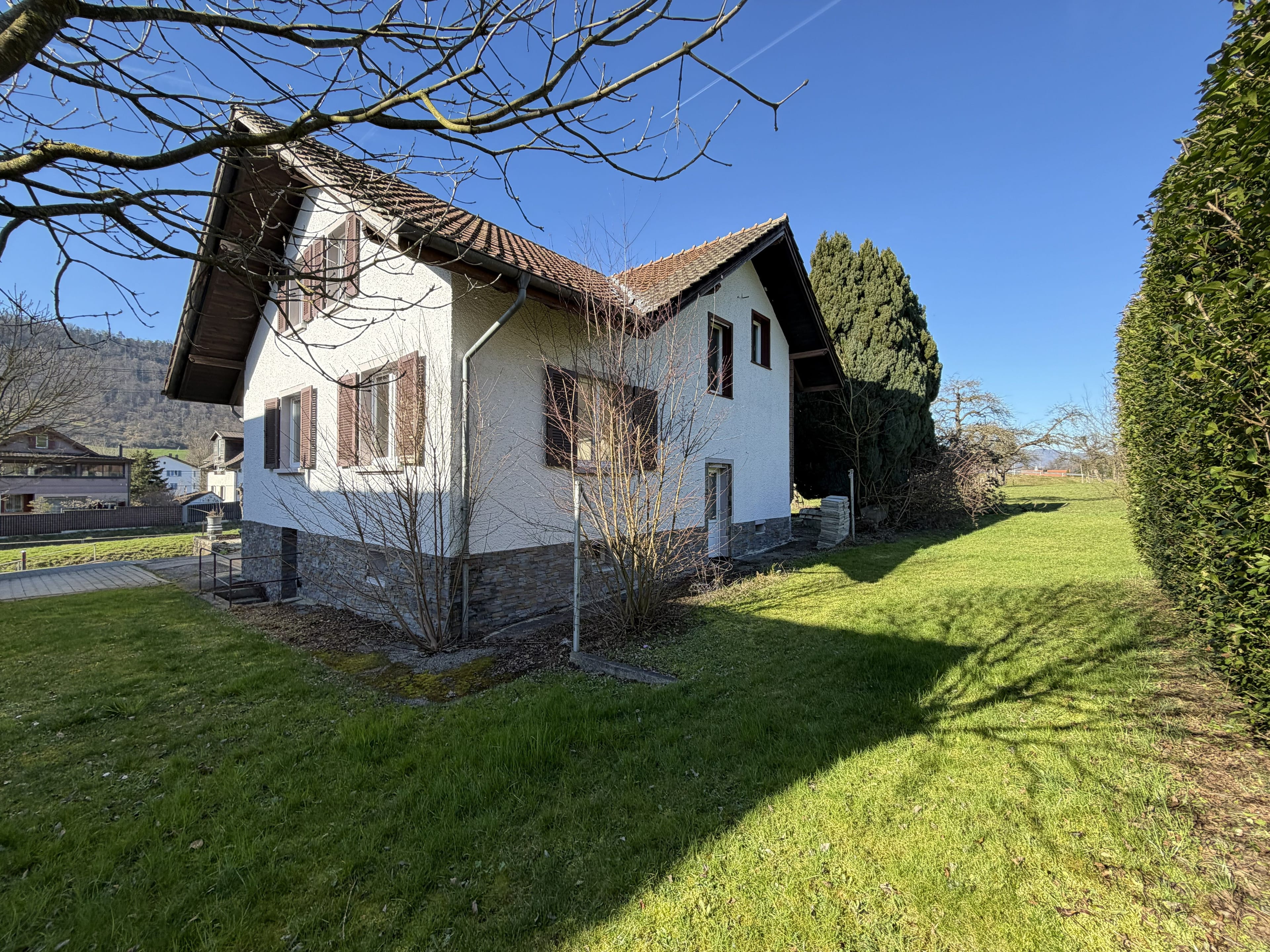 5.5-Zi.-Einfamilienhaus sucht Handwerker - Bild 1