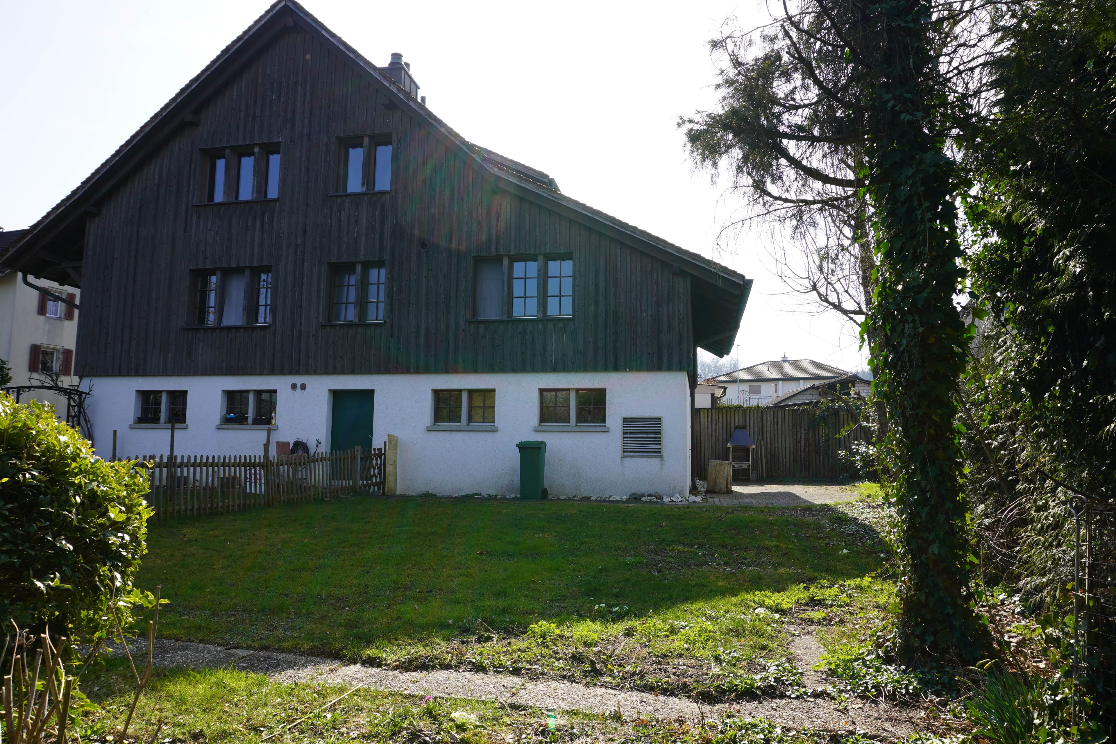3½-Zi.-Dachwohnung mit Garten & Sitzplatz - Bild 1