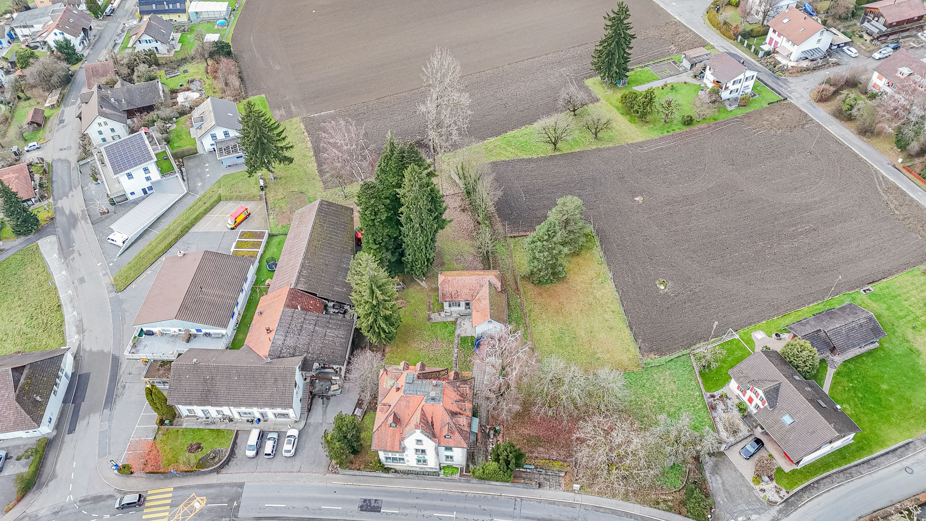 Fabrikantenvilla mit drei Wohnungen inkl. Baulandreserve und Landwirtschaftsland - Bild 2