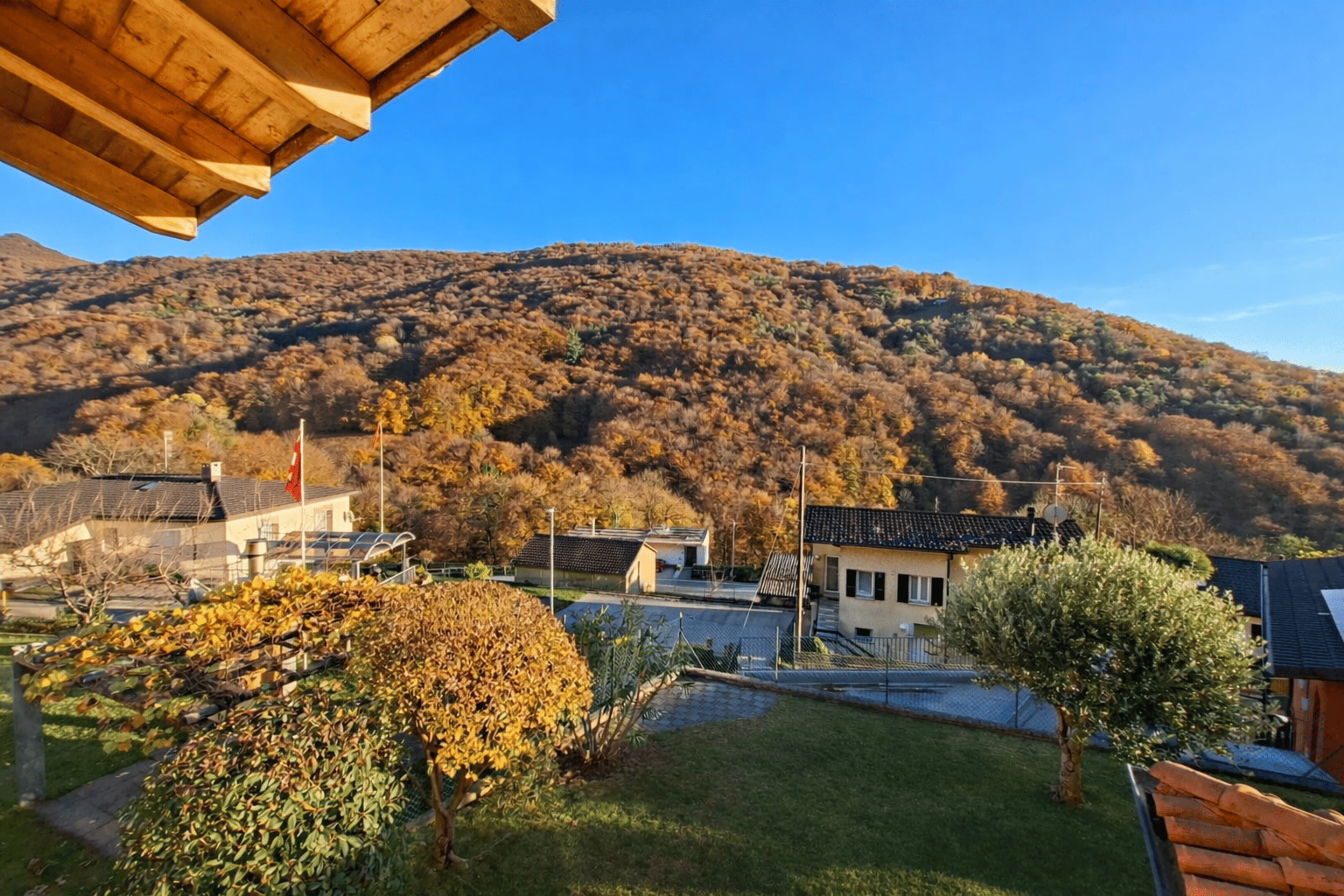 Sonnige 6-Zimmer-Villa mit Garten und Bergsicht in Capriasca (Lugano) - Bild 3