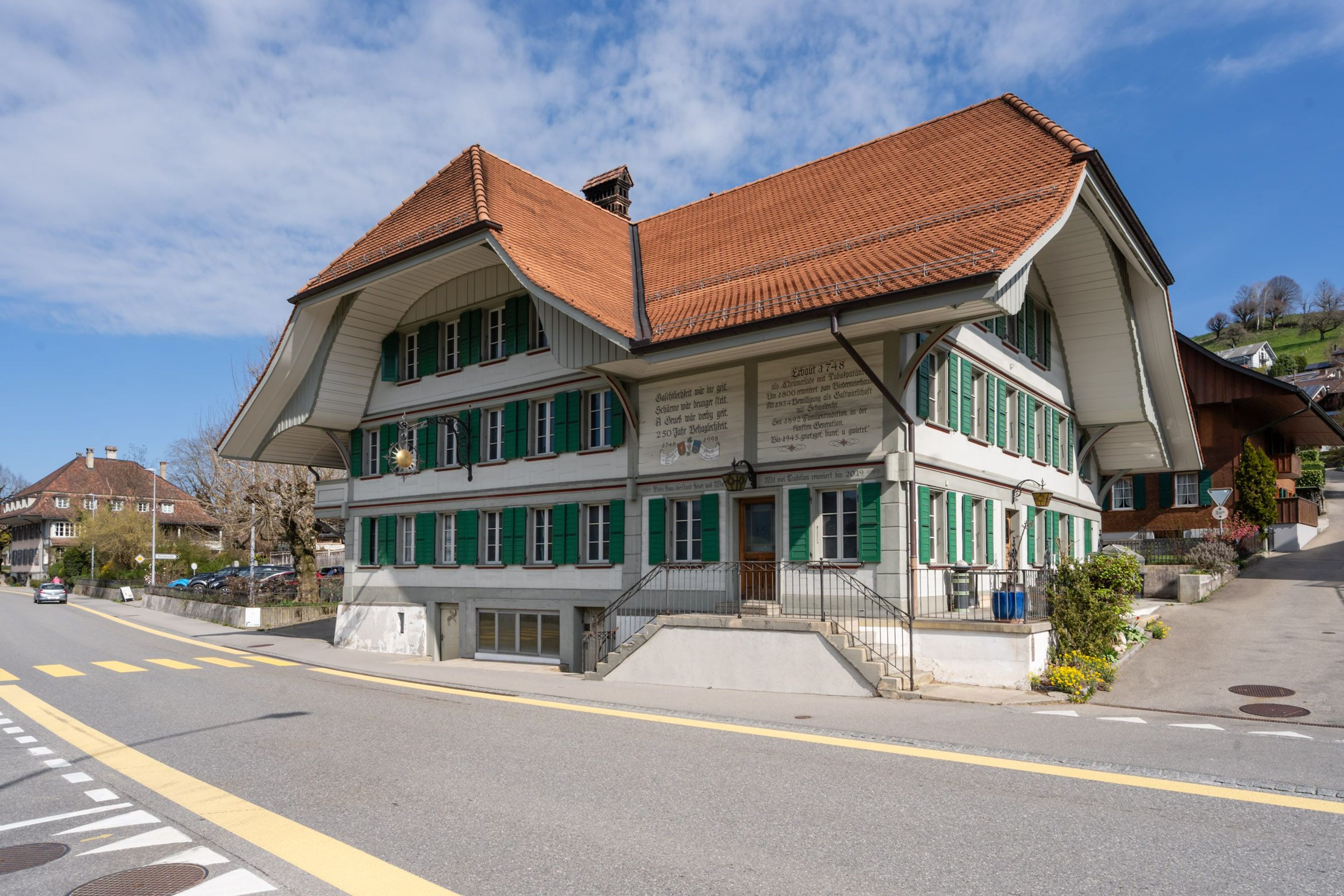 Gasthof Sonne: Wohn-Gewerbehaus in Grosshöchstetten kaufen - Bild 1