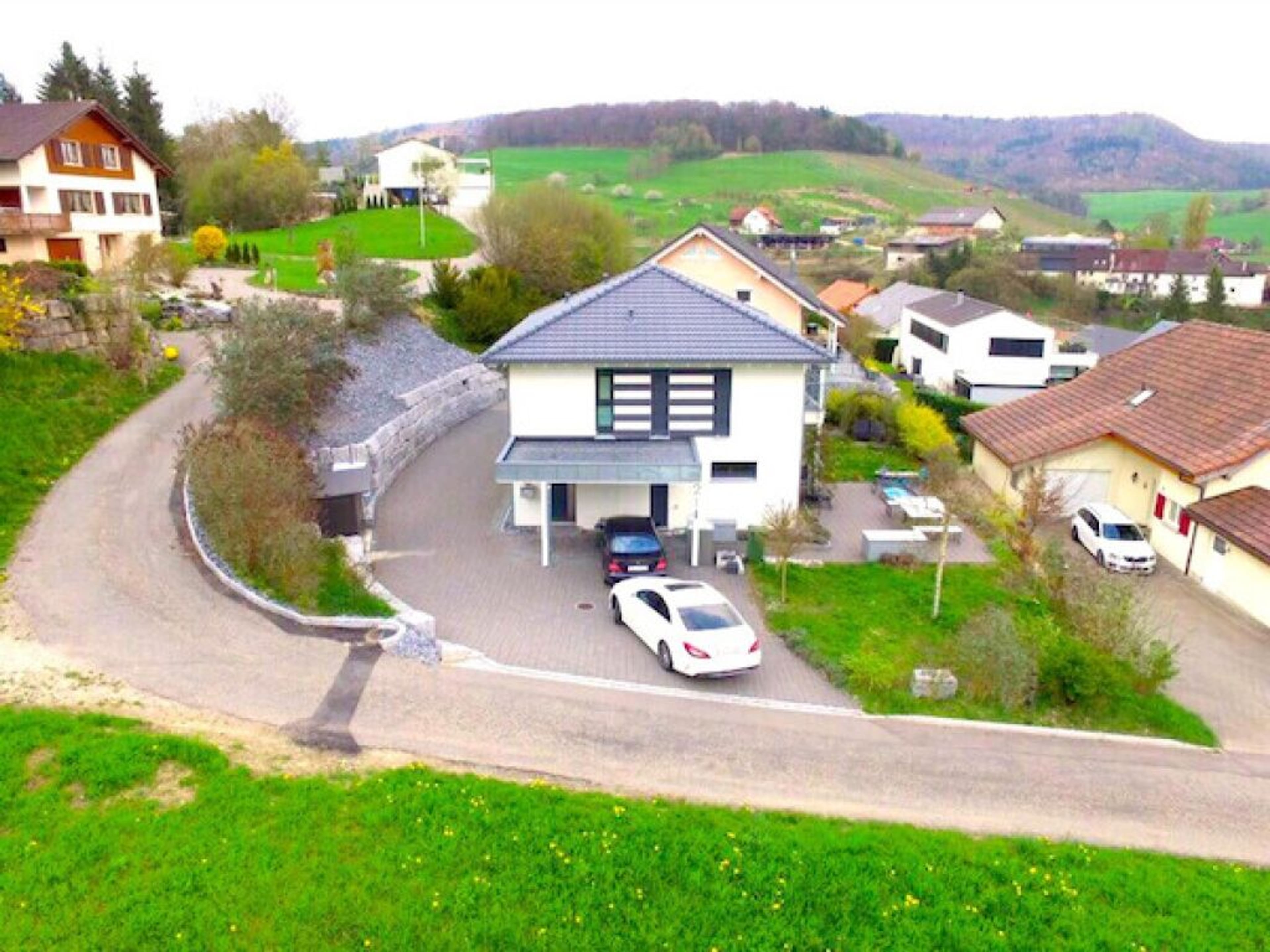 Modernes 5.5-Zi.-Einfamilienhaus mit Weitsicht in Elfingen - 1