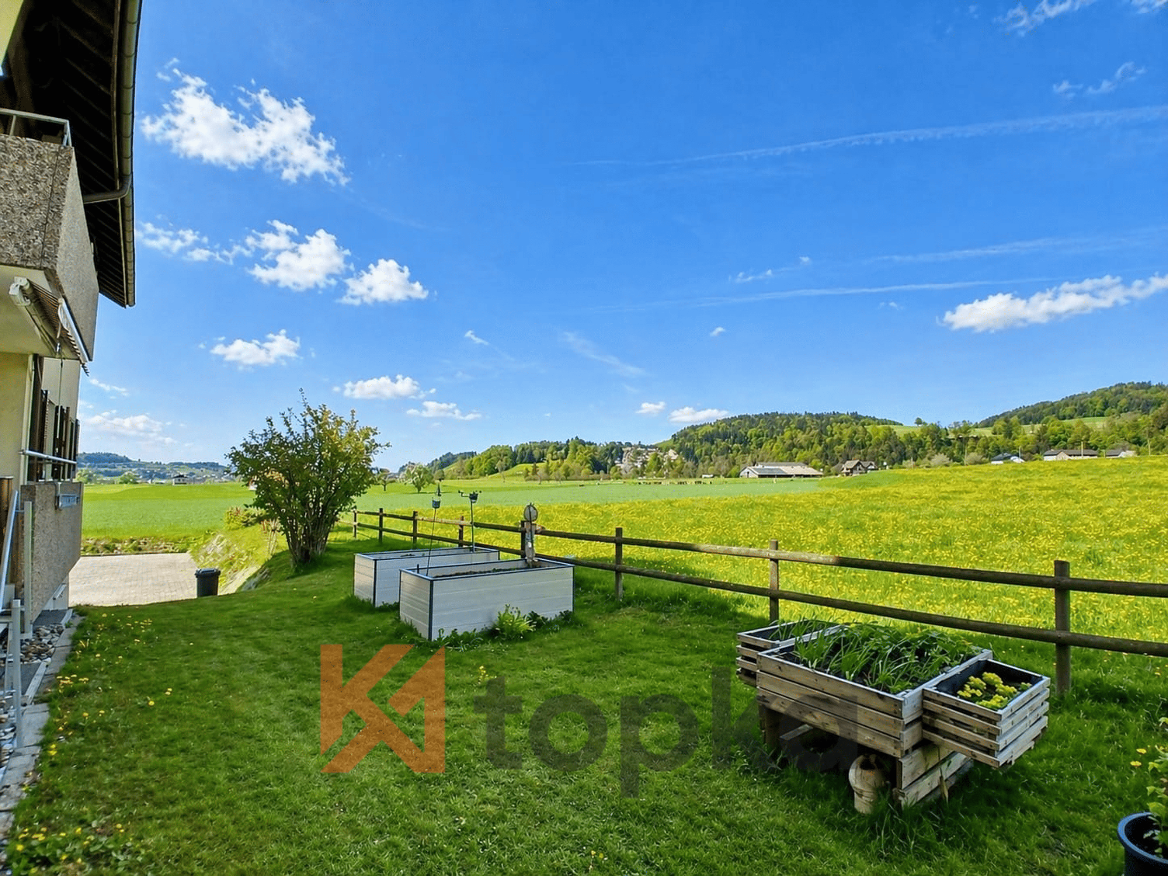 Helle 4.5-Zimmer-Dachwohnung mit unverbaubarem Weitblick & ruhiger Lage in Ganterschwil - Bild 2