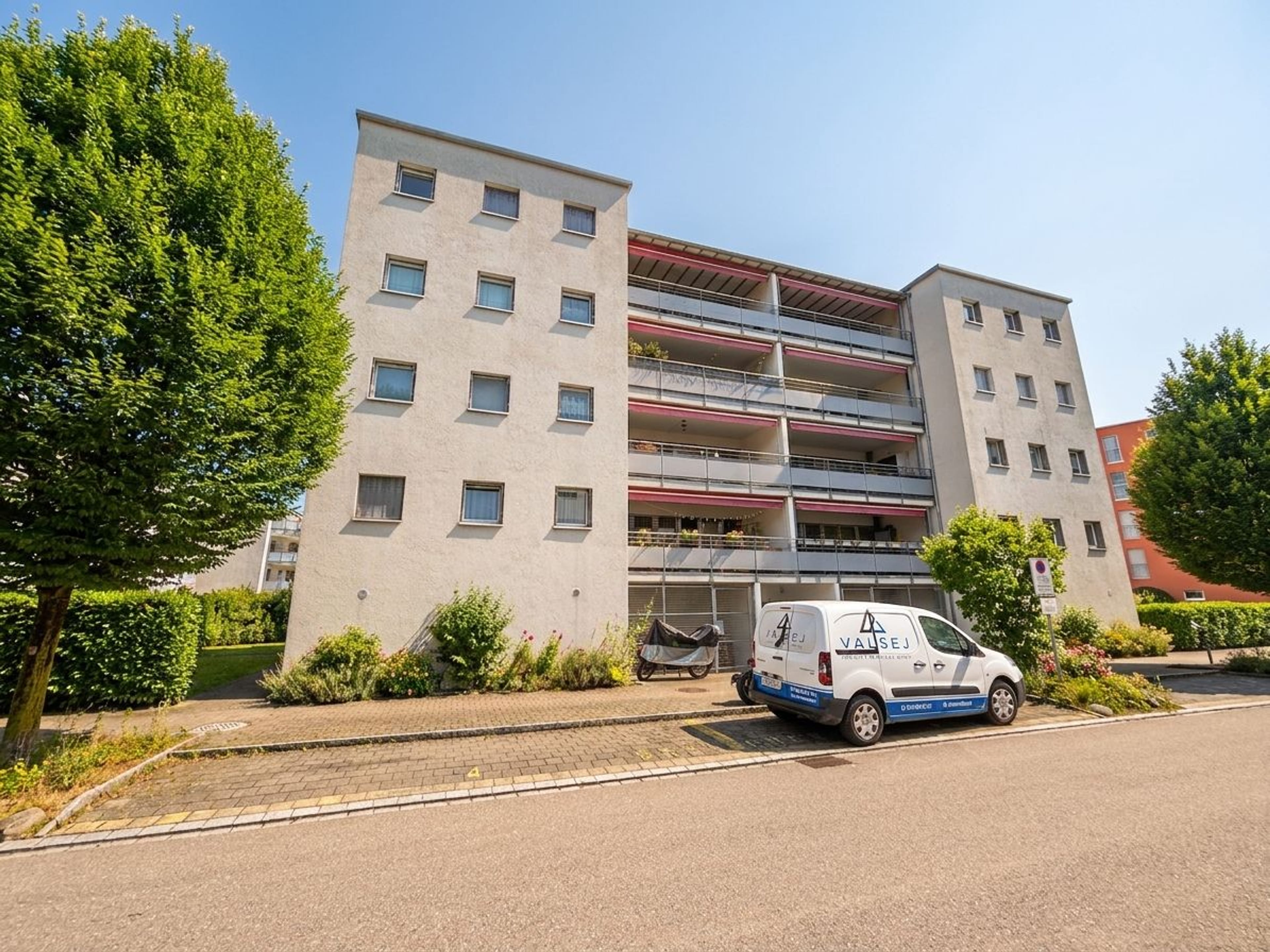 Helle 4-Zimmer-Wohnung mit grossem Balkon in Dietlikon - 2