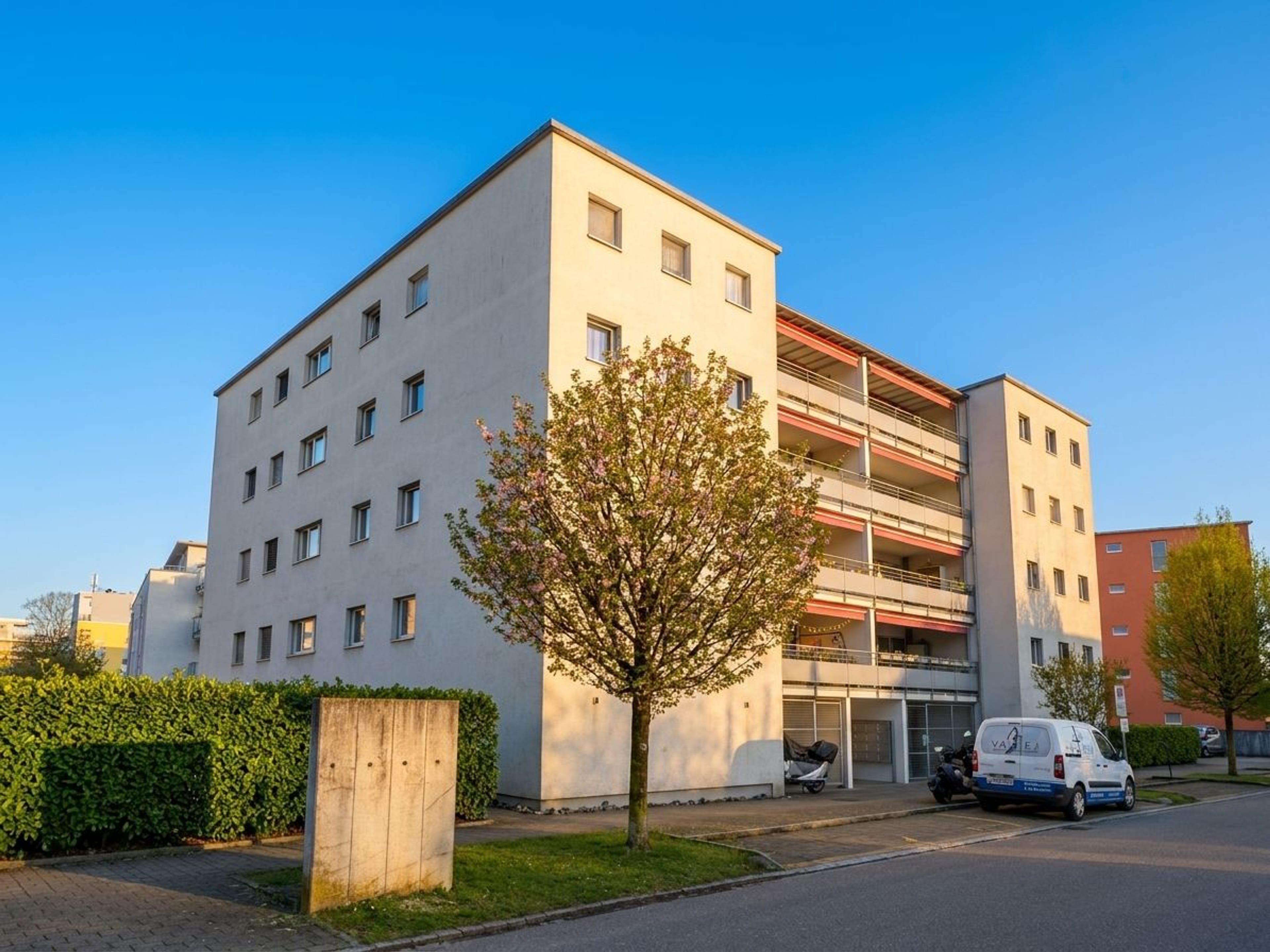 Helle 4-Zimmer-Wohnung mit 17 m² Balkon in Dietlikon kaufen - 1