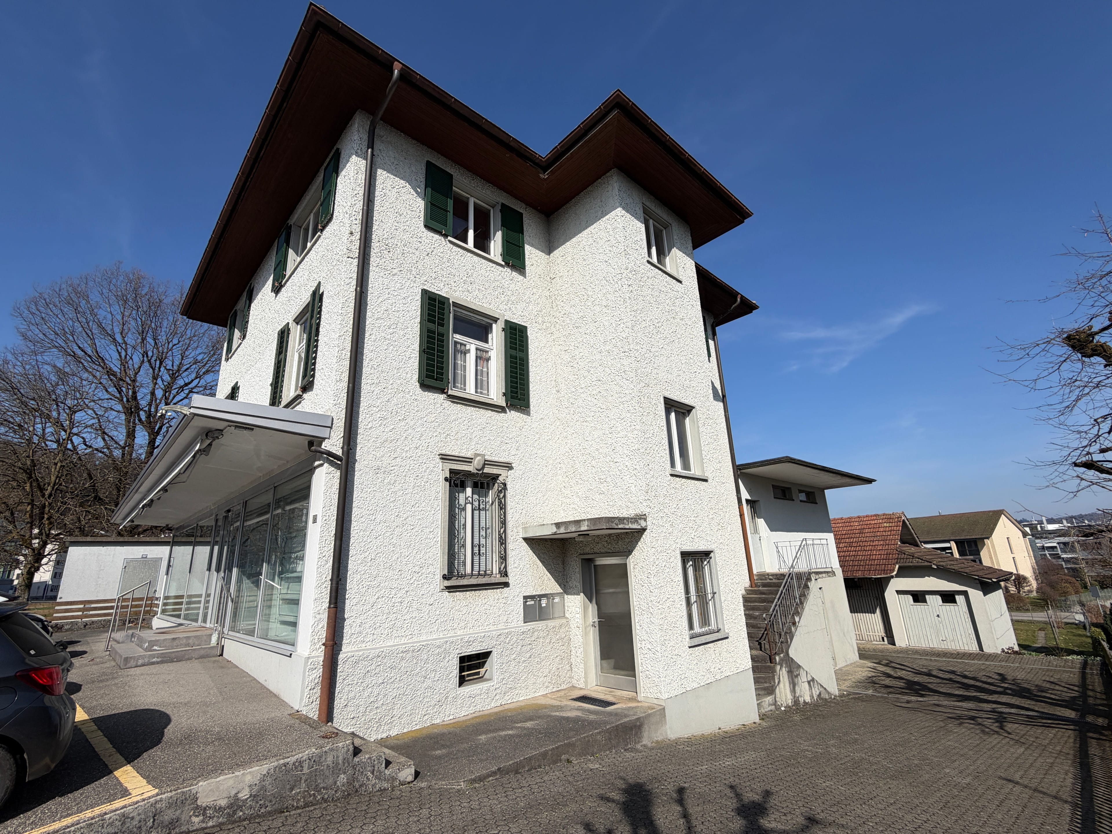 Wohn- und Geschäftshaus mit Baulandreserve in Strengelbach - Bild 1