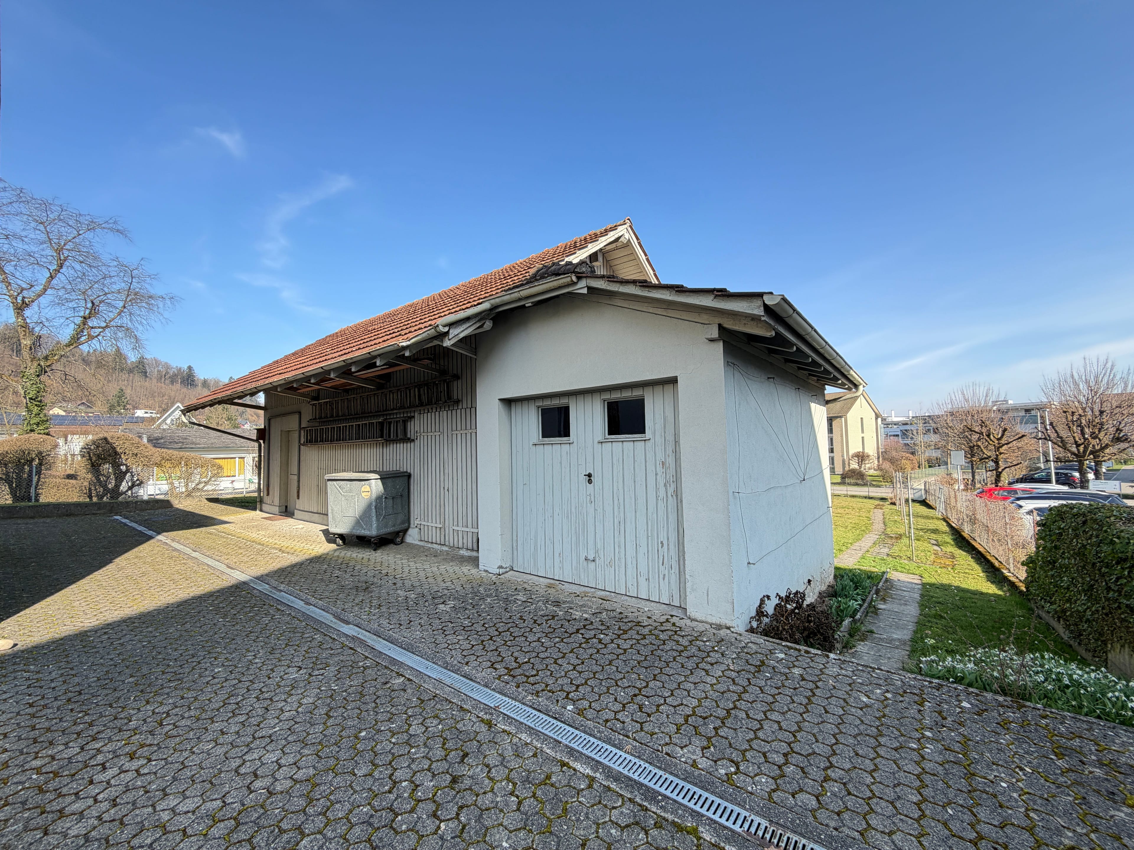 Wohn- und Geschäftshaus mit Baulandreserve in Strengelbach - Bild 2