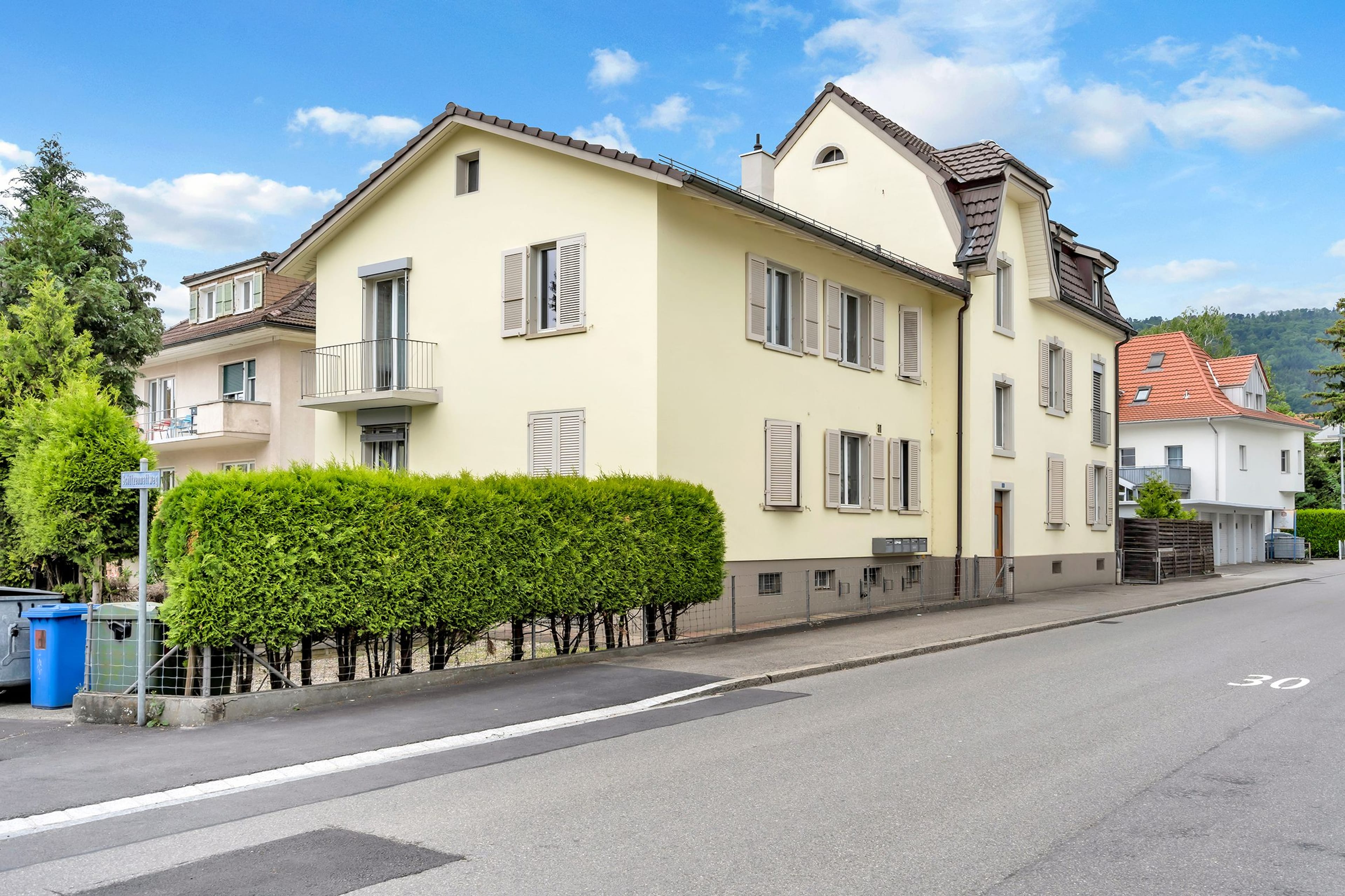 Mehrfamilienhaus mit 5 Wohnungen und Garagentrakt - 2