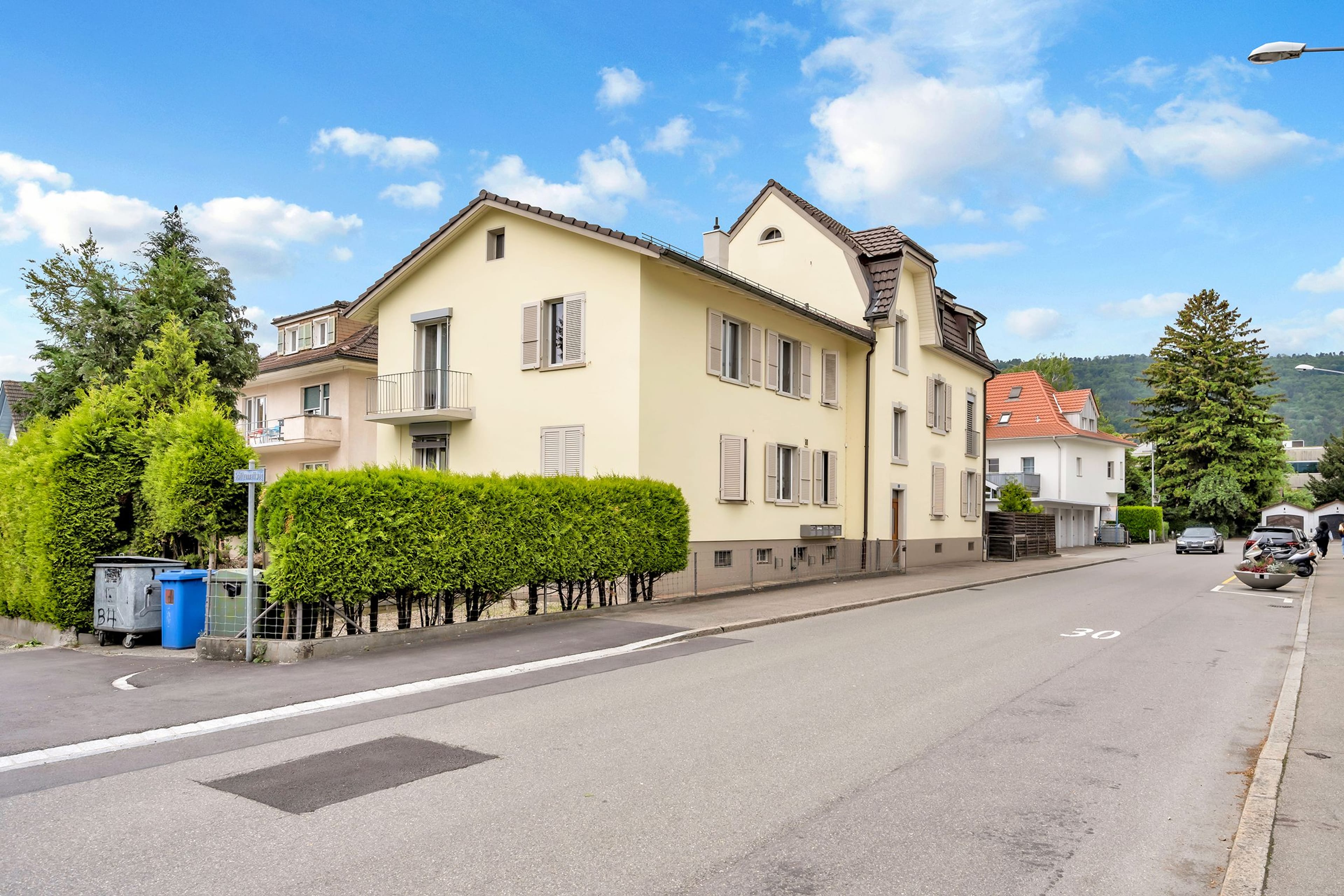 Mehrfamilienhaus mit 5 Wohnungen und Garagentrakt - 1