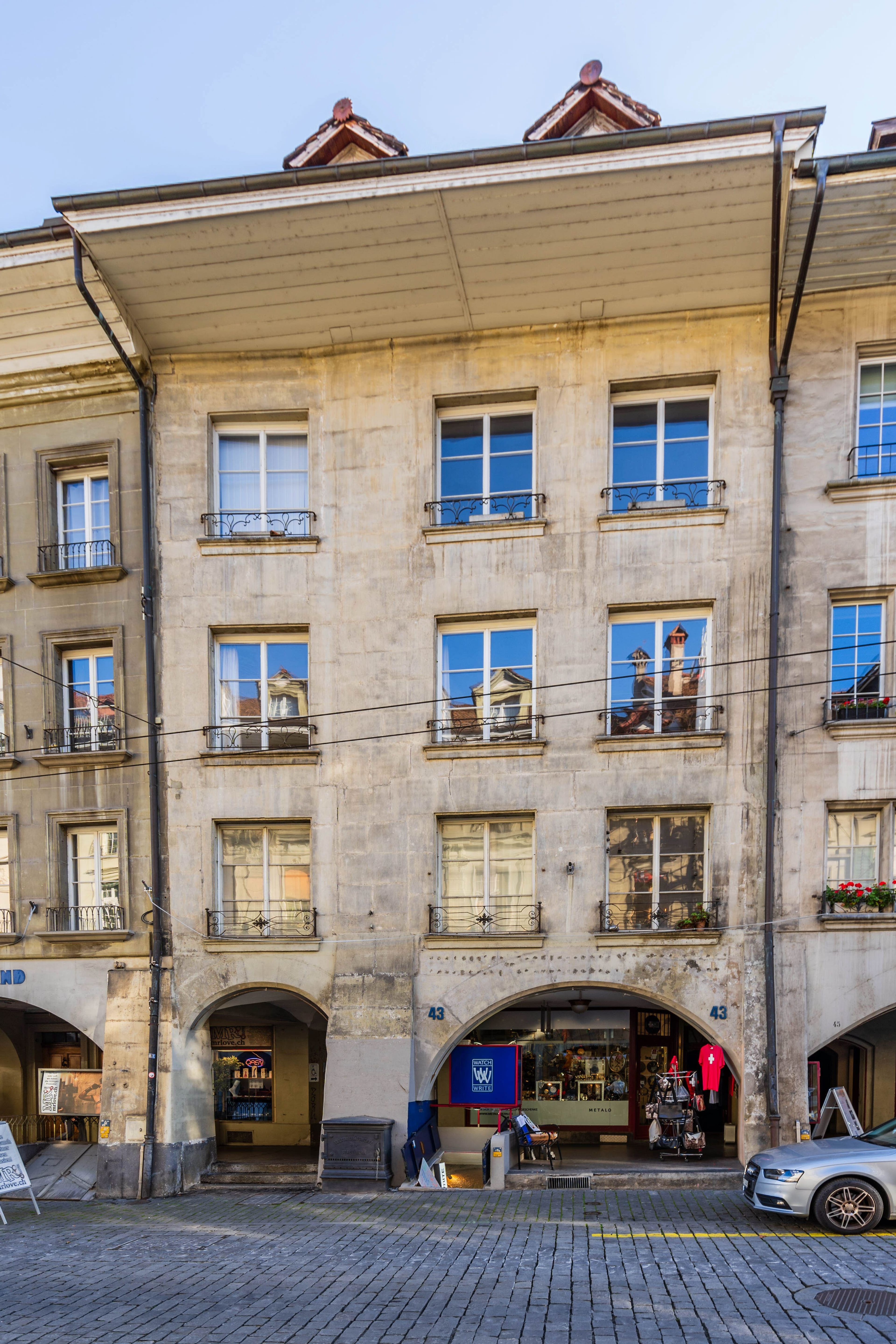 Eine Stockwerkeinheit mit drei Wohnungen, Terrasse im Innenhof, Verkaufsfläche und Gewölbekeller - 4