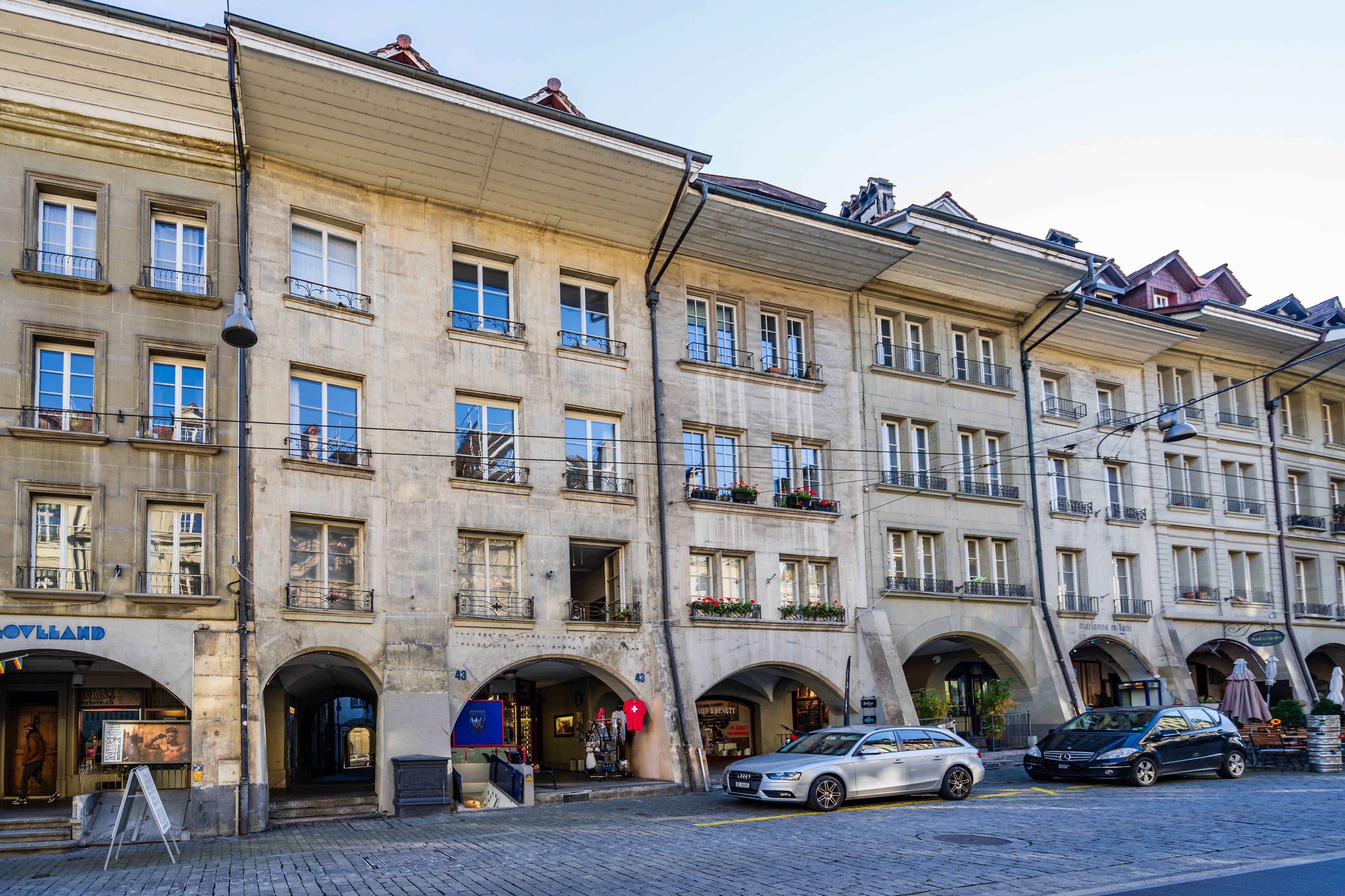 Eine Stockwerkeinheit mit drei Wohnungen, Terrasse im Innenhof, Verkaufsfläche und Gewölbekeller - 3