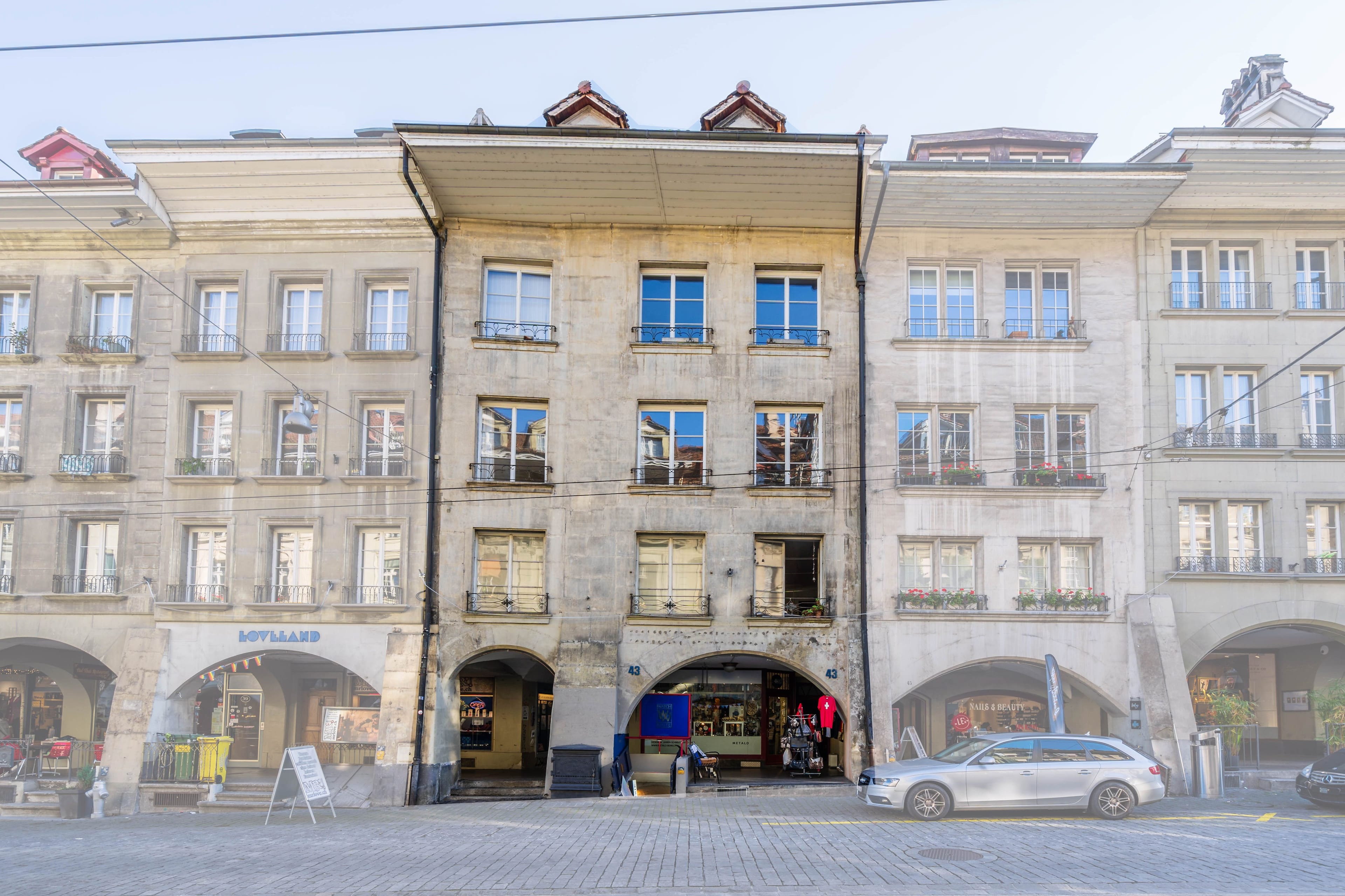 Eine Stockwerkeinheit mit drei Wohnungen, Terrasse im Innenhof, Verkaufsfläche und Gewölbekeller - 1