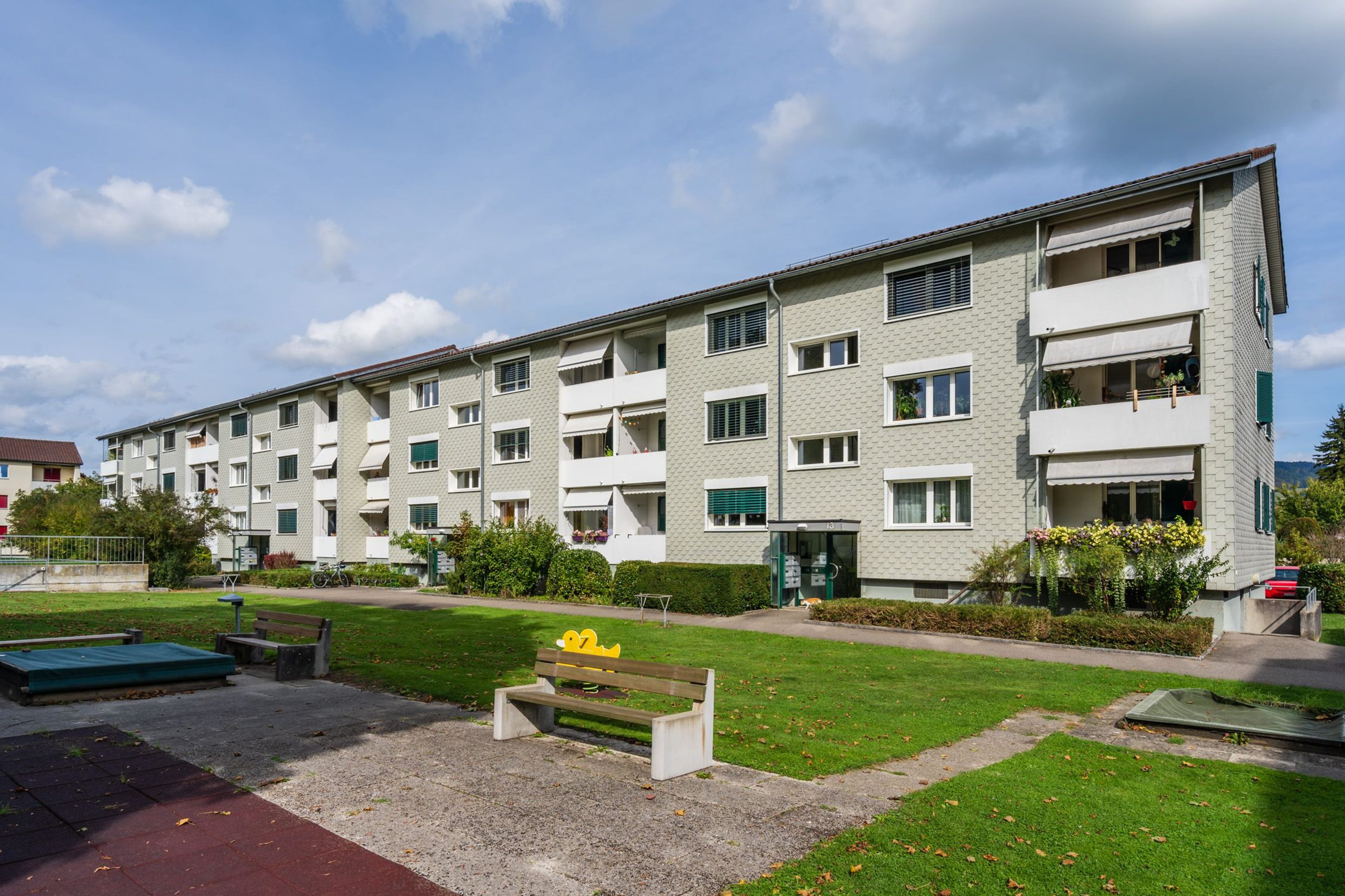 Anlageobjekt: Vier Mehrfamilienhäuser mit 24 Wohnungen und 28 Aussenparkplätzen - 4