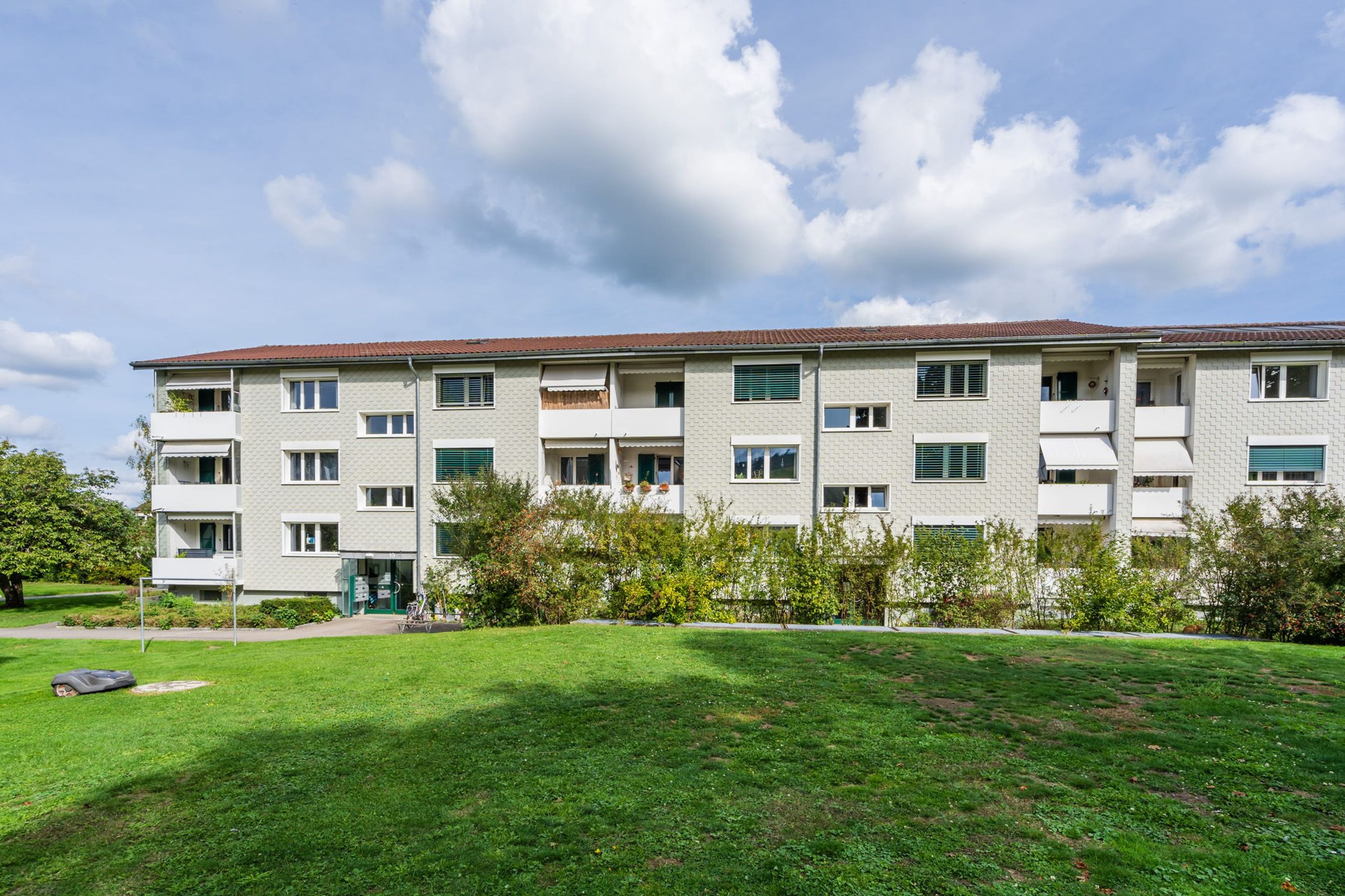 Anlageobjekt: Vier Mehrfamilienhäuser mit 24 Wohnungen und 28 Aussenparkplätzen - 2