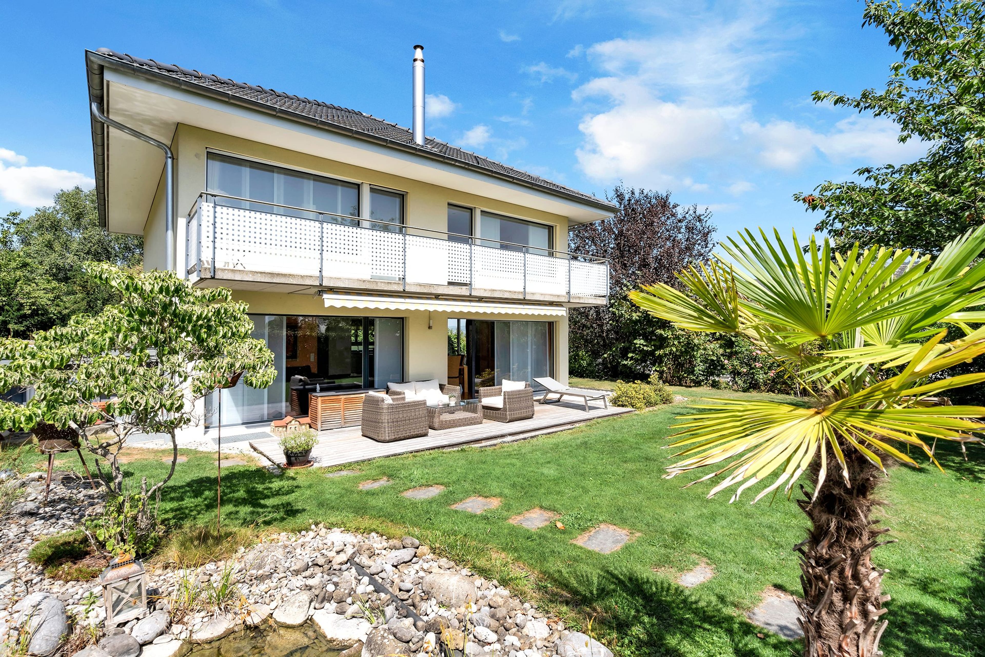 Einfamilienhaus mit schöner Gartenanlage, Weitsicht und Doppelgarage - 2