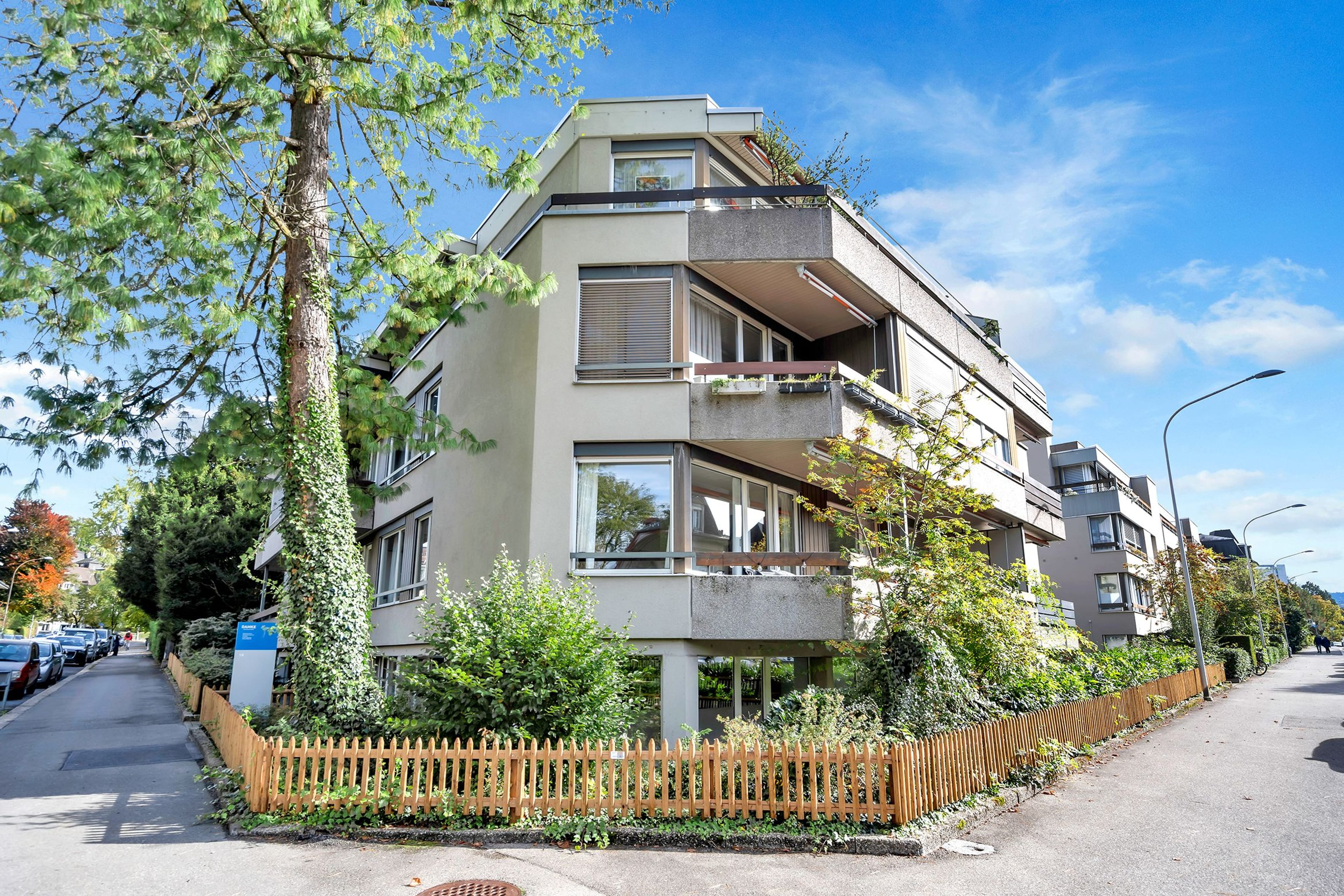 Grosszügige Gewerbefläche mit Nebenräumen und Einstellhallenplatz - 1