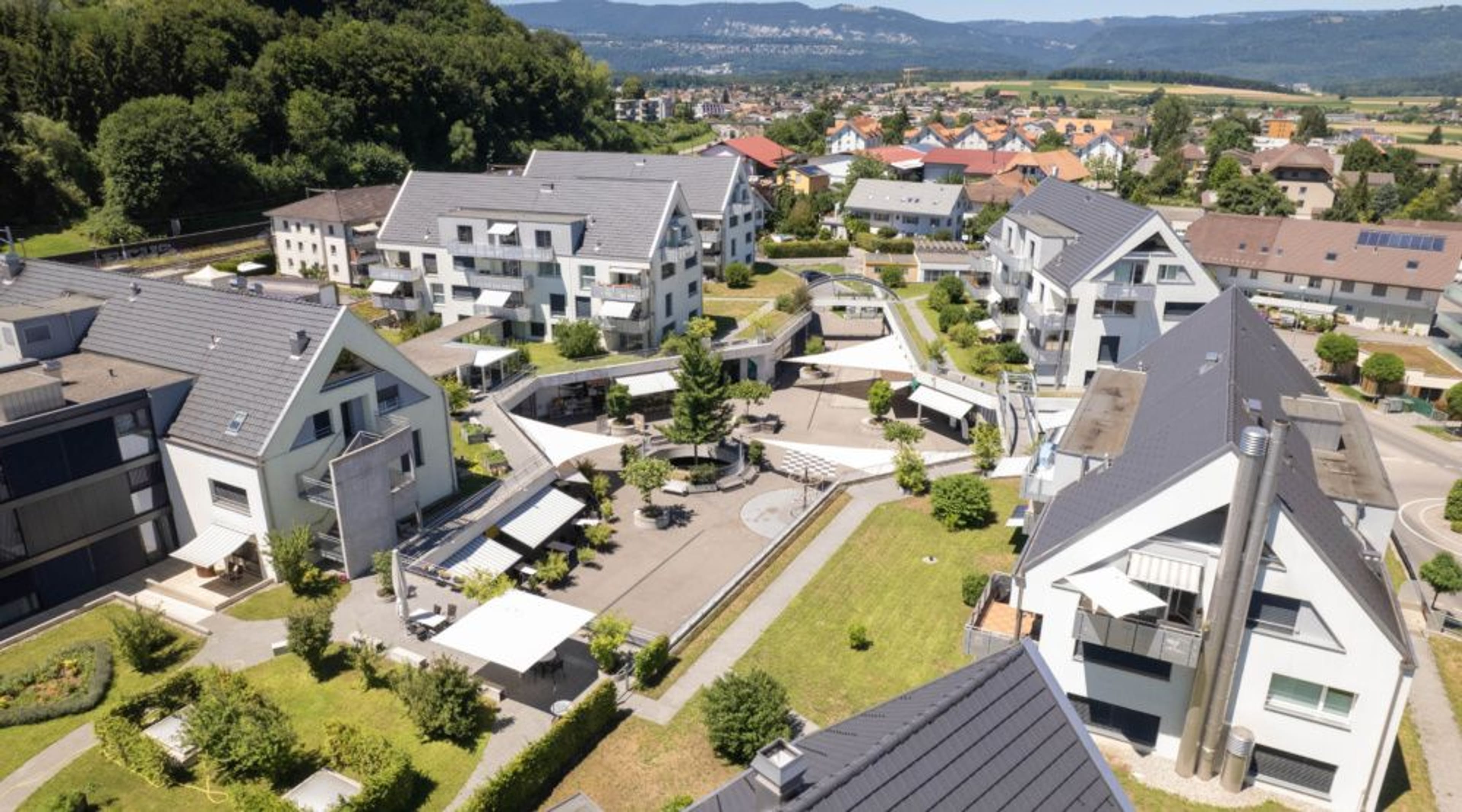 Immobilienanlage mit Wohnungen, Gewerbe-, Verkaufs- und Dienstleistungsflächen sowie Einstellhalle - Bild 1