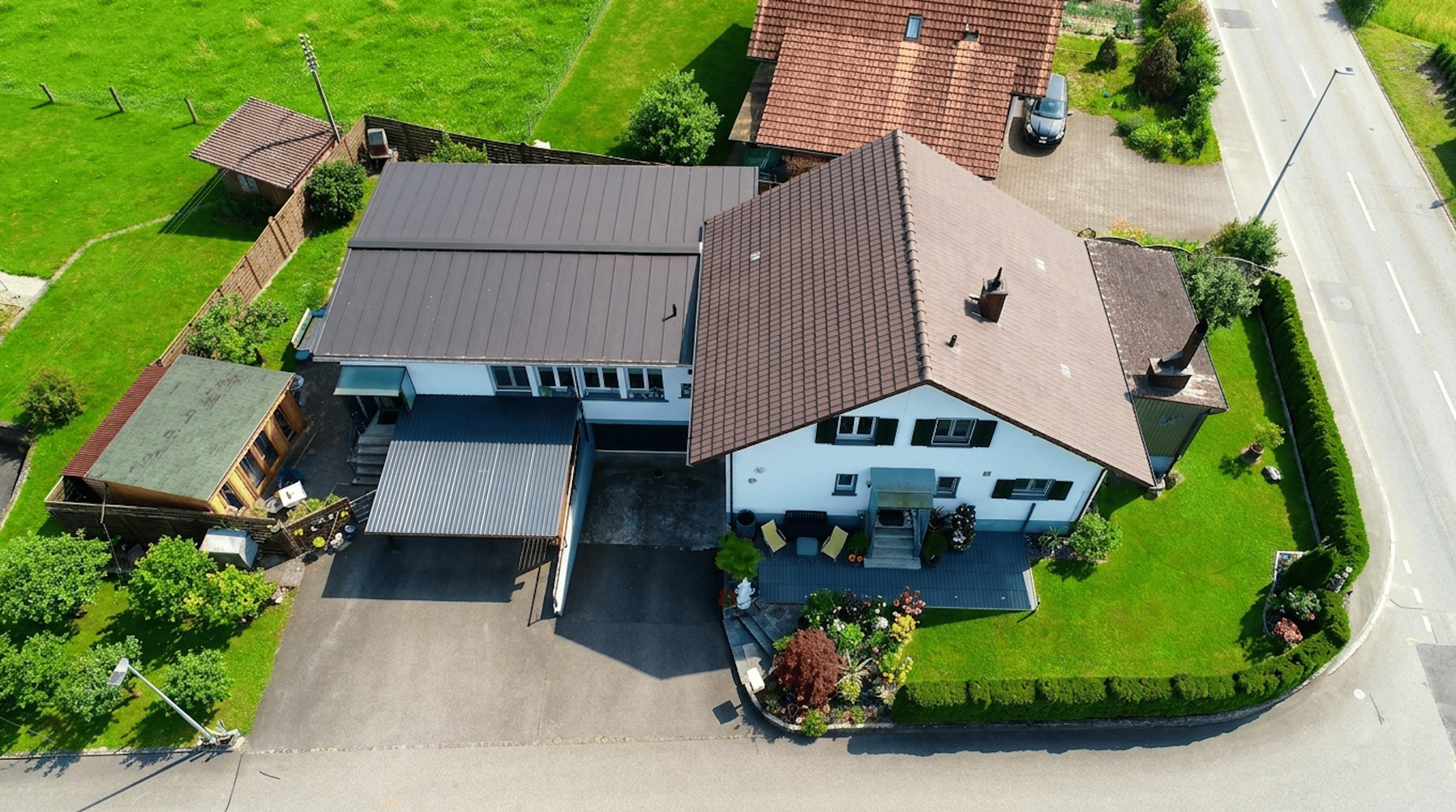 Grosszügiges Zweifamilienhaus mit vielseitigen Nutzungsmöglichkeiten - Bild 2