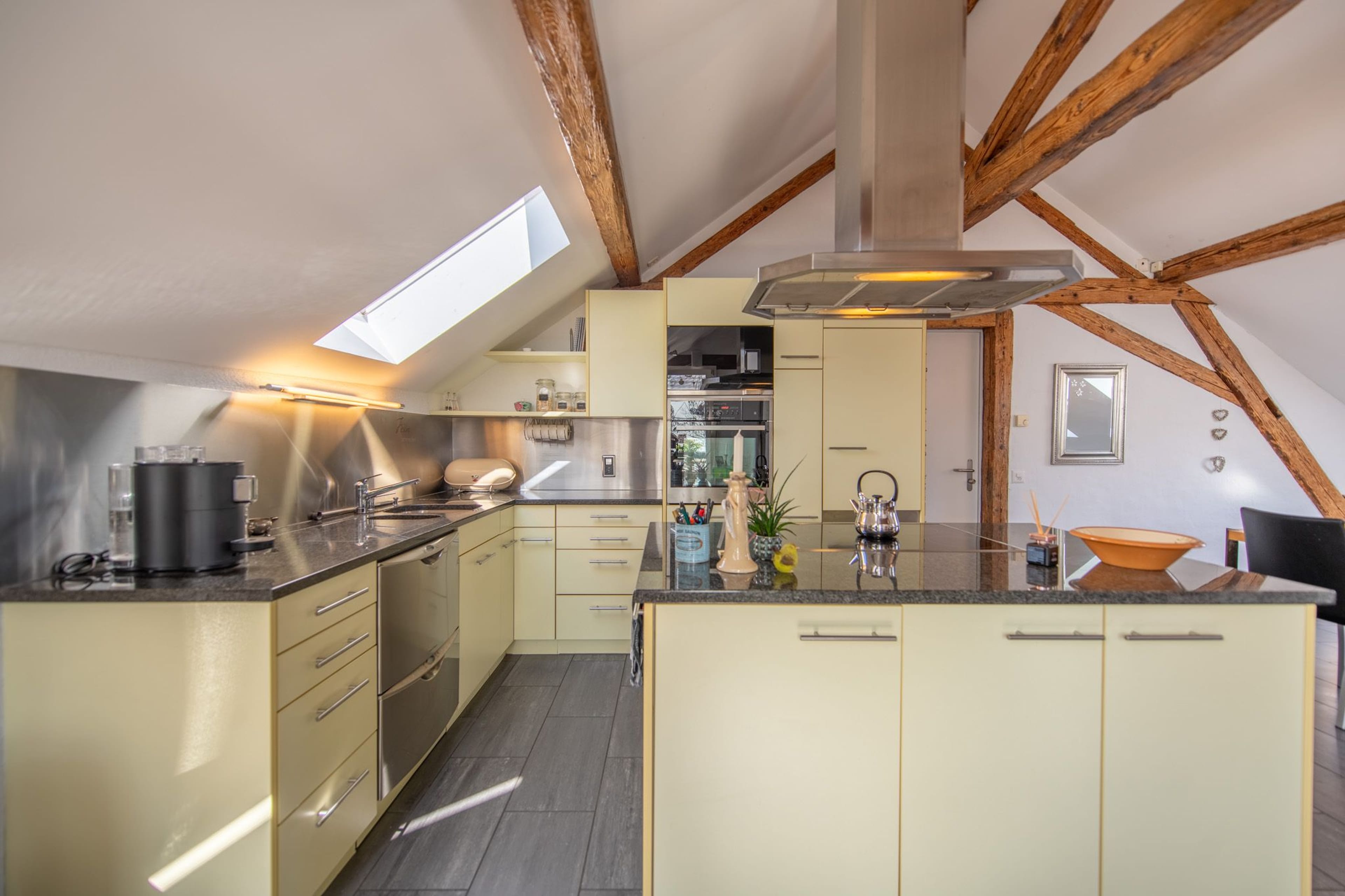 Duplexwohnung im Altbaustil mit Traumterrasse & Ausbaupotenzial - Bild 2