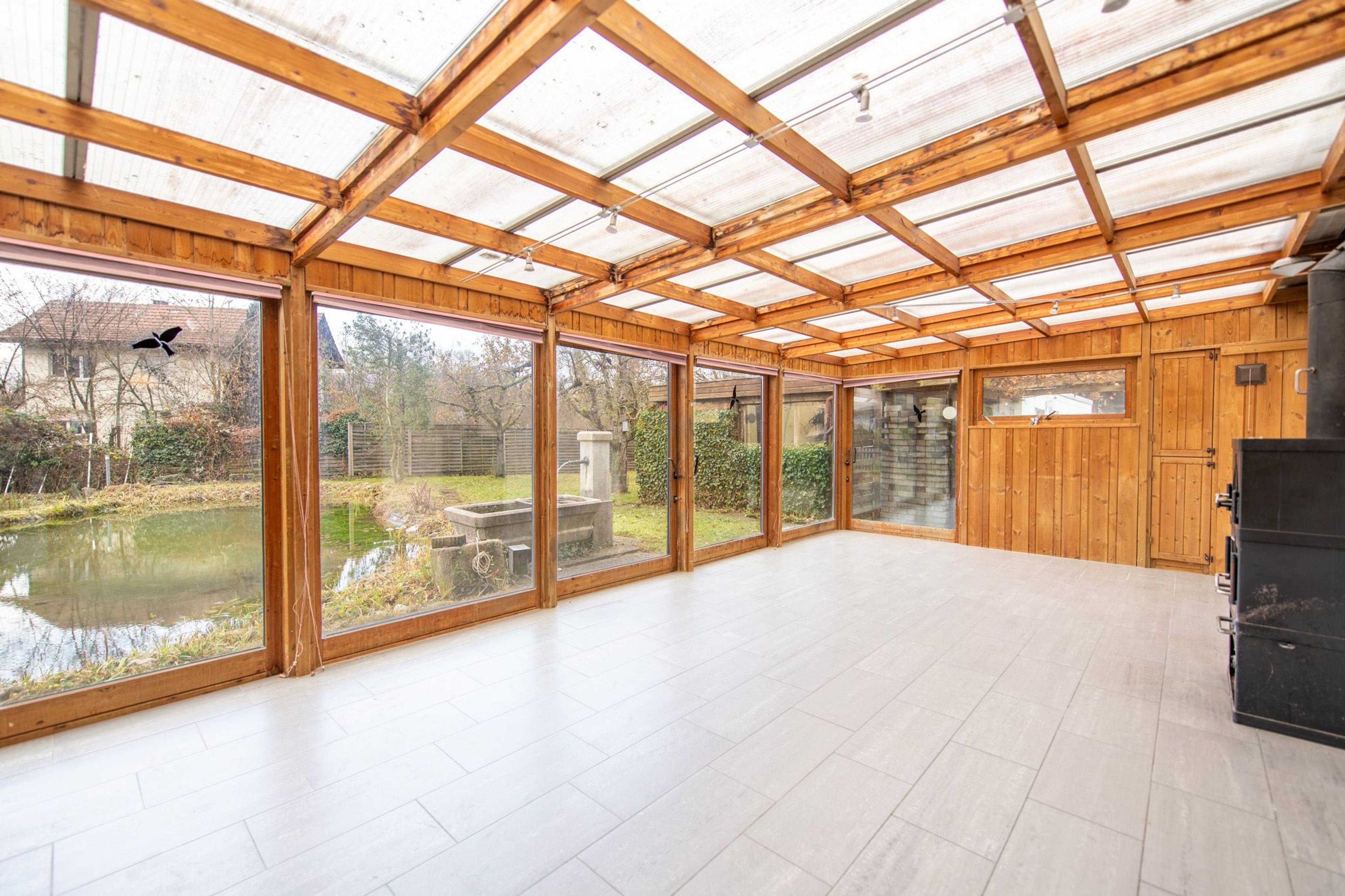 Einfamilienhaus mit Naturgarten, Teich und vielseitigem Baulandpotenzial - Bild 3