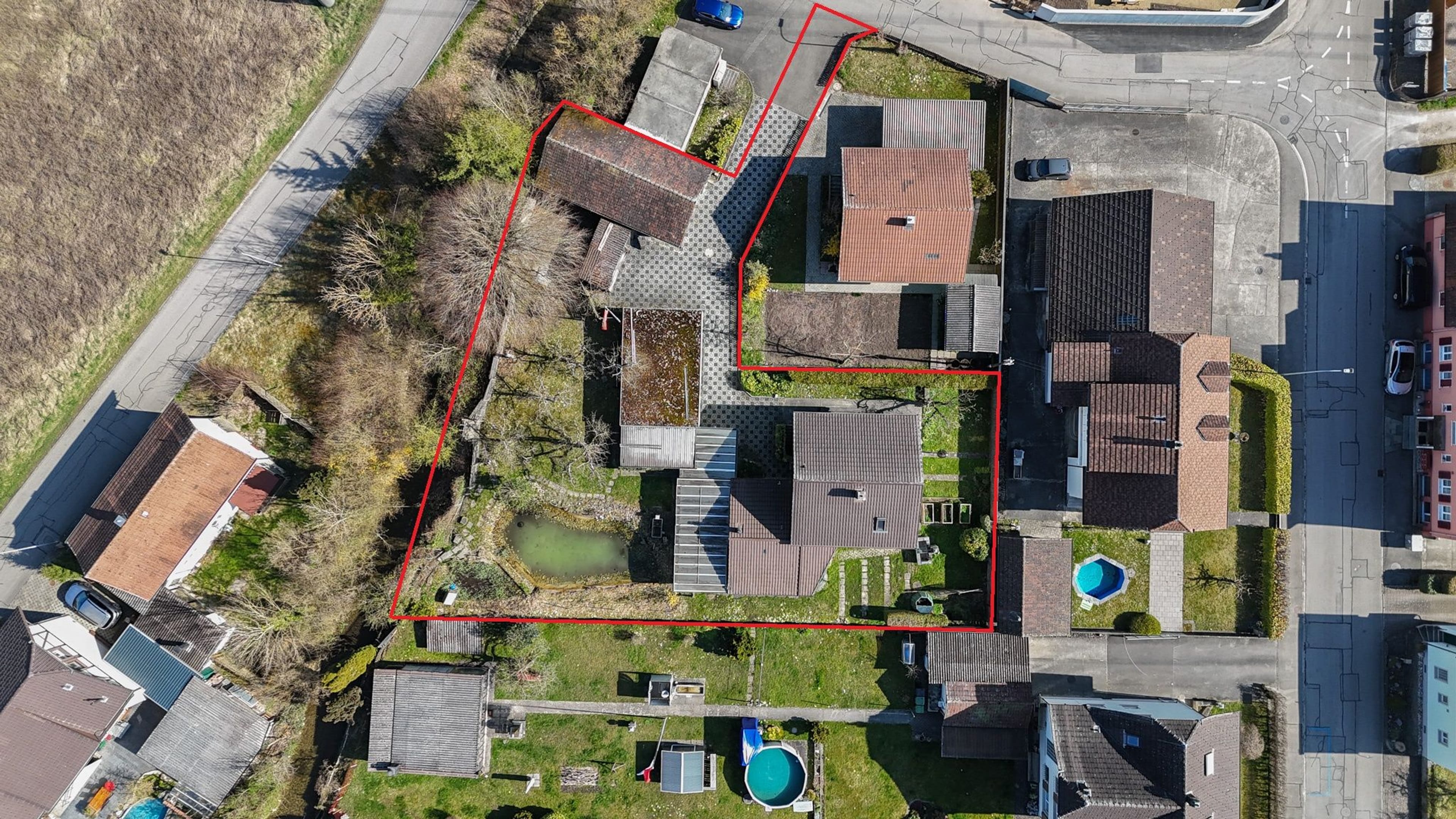 Einfamilienhaus mit Naturgarten, Teich und vielseitigem Baulandpotenzial - Bild 1