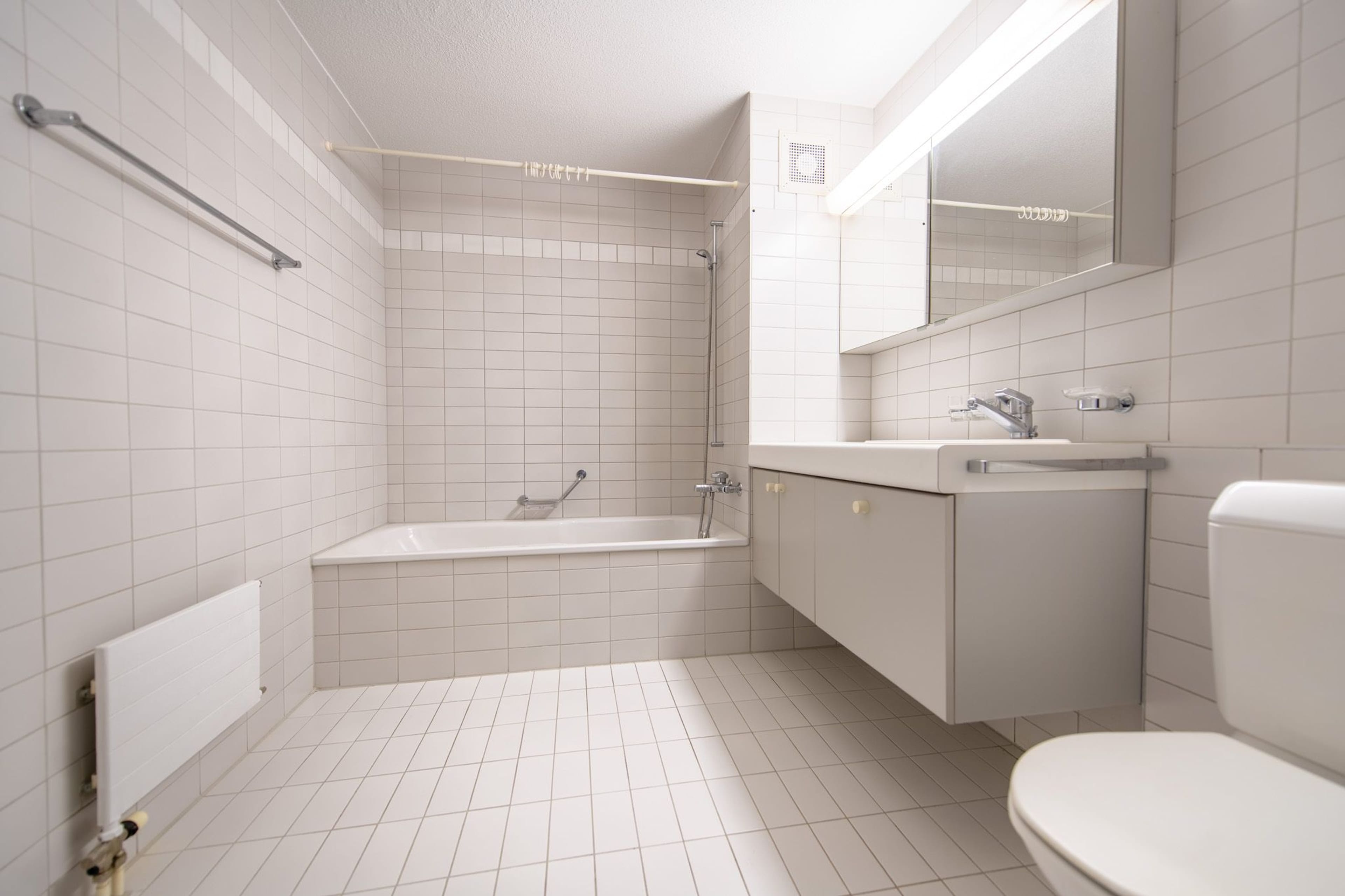 Wohnen mit Komfort: eigene Waschmaschine, grosser Balkon & viel Platz - 8