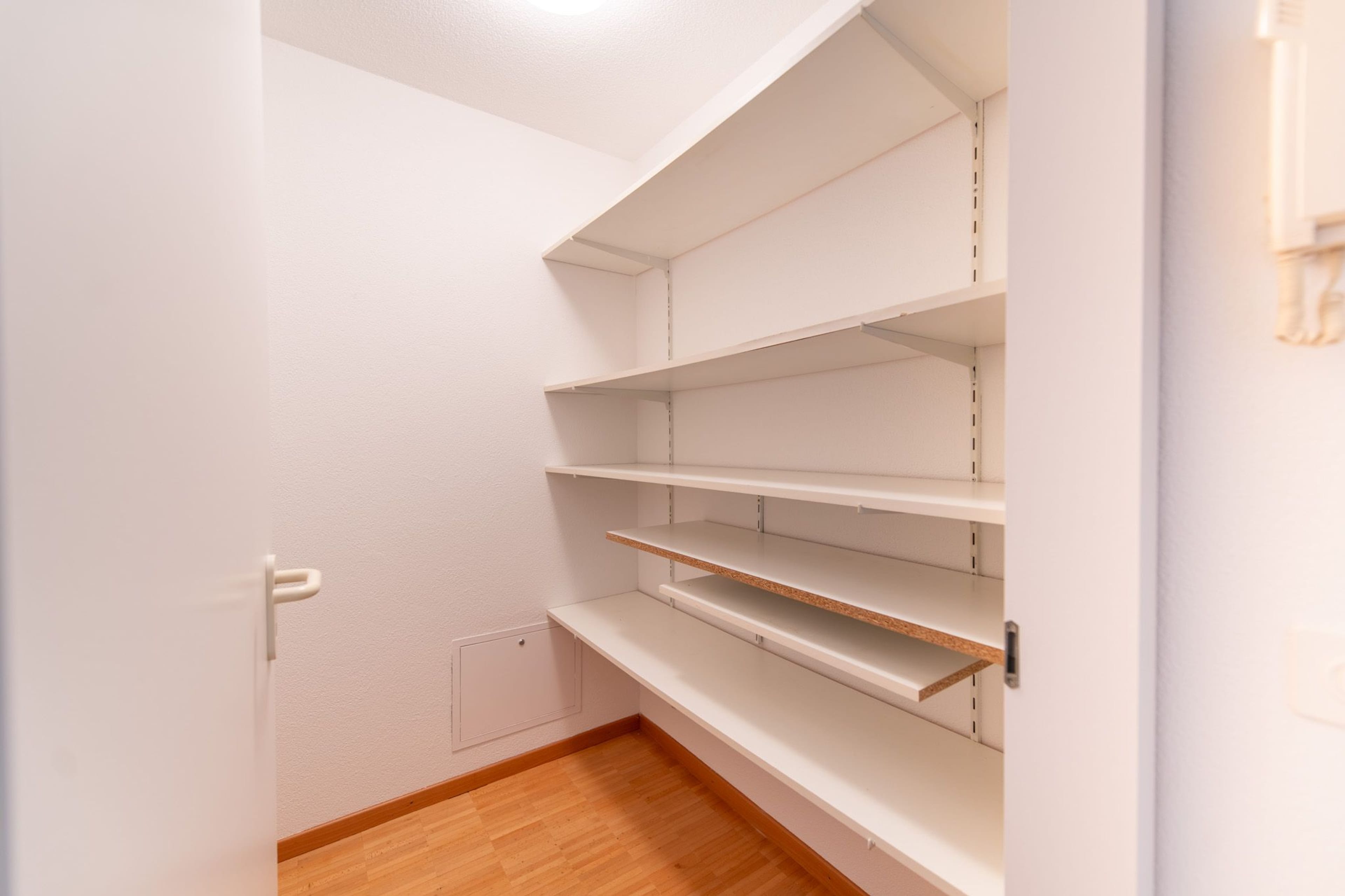 Wohnen mit Komfort: eigene Waschmaschine, grosser Balkon & viel Platz - 7