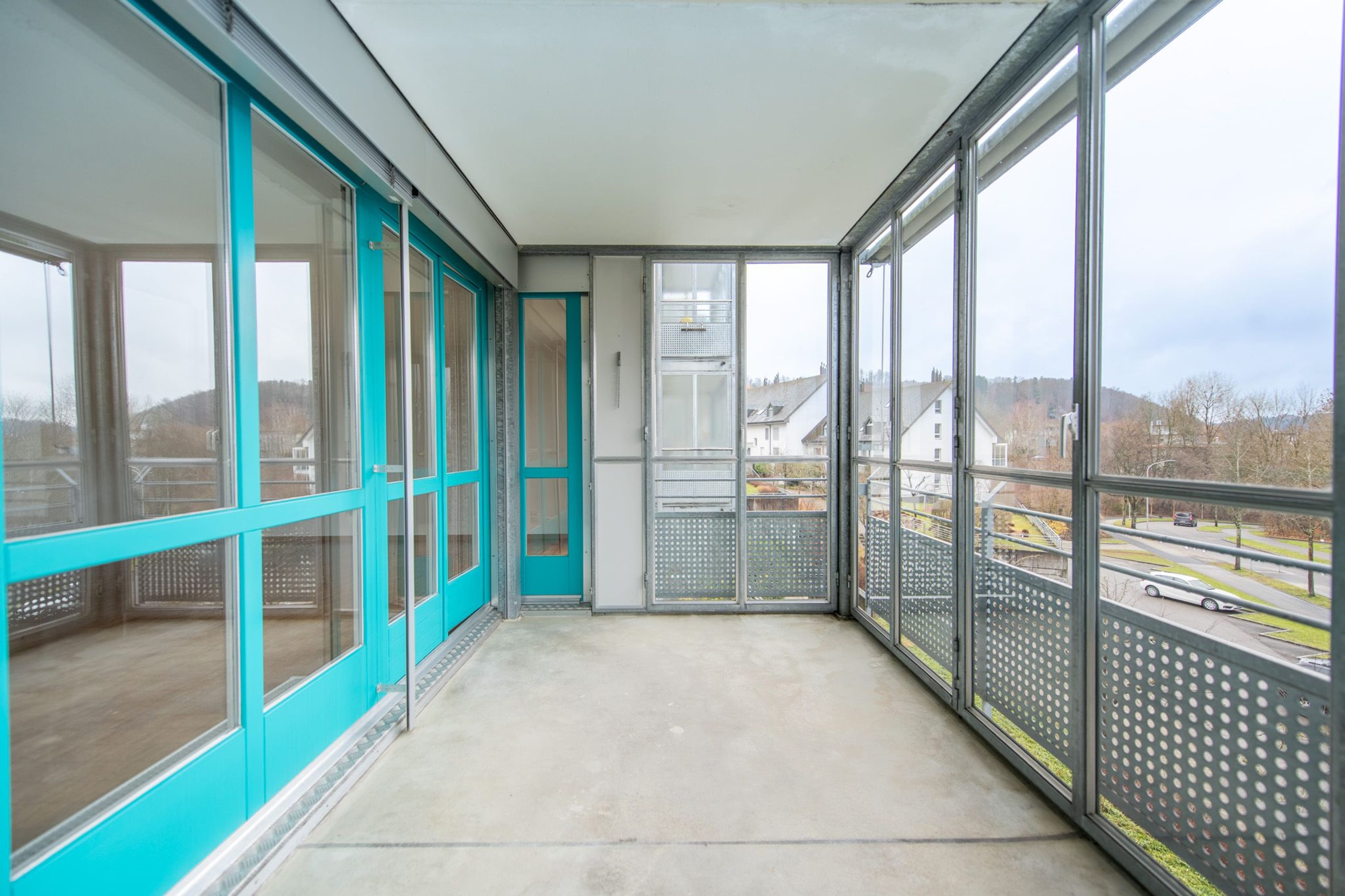 Wohnen mit Komfort: eigene Waschmaschine, grosser Balkon & viel Platz - 12