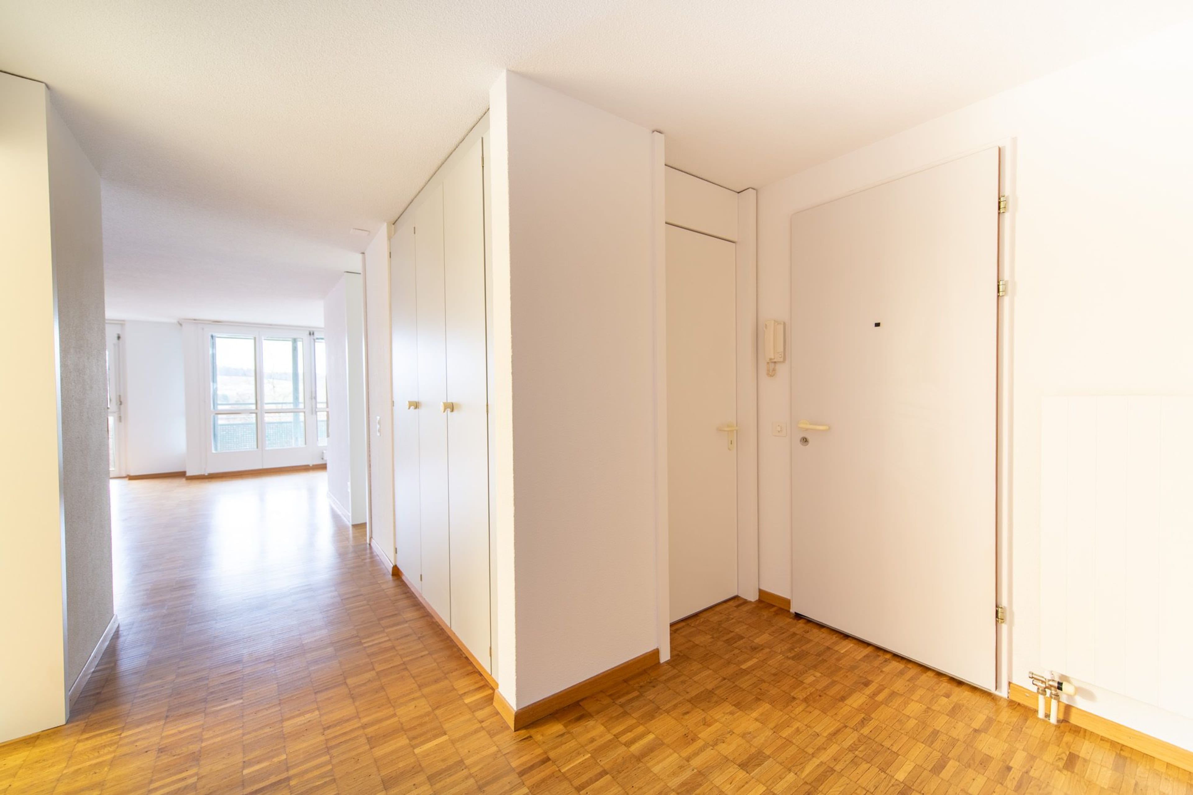 Wohnen mit Komfort: eigene Waschmaschine, grosser Balkon & viel Platz - 6