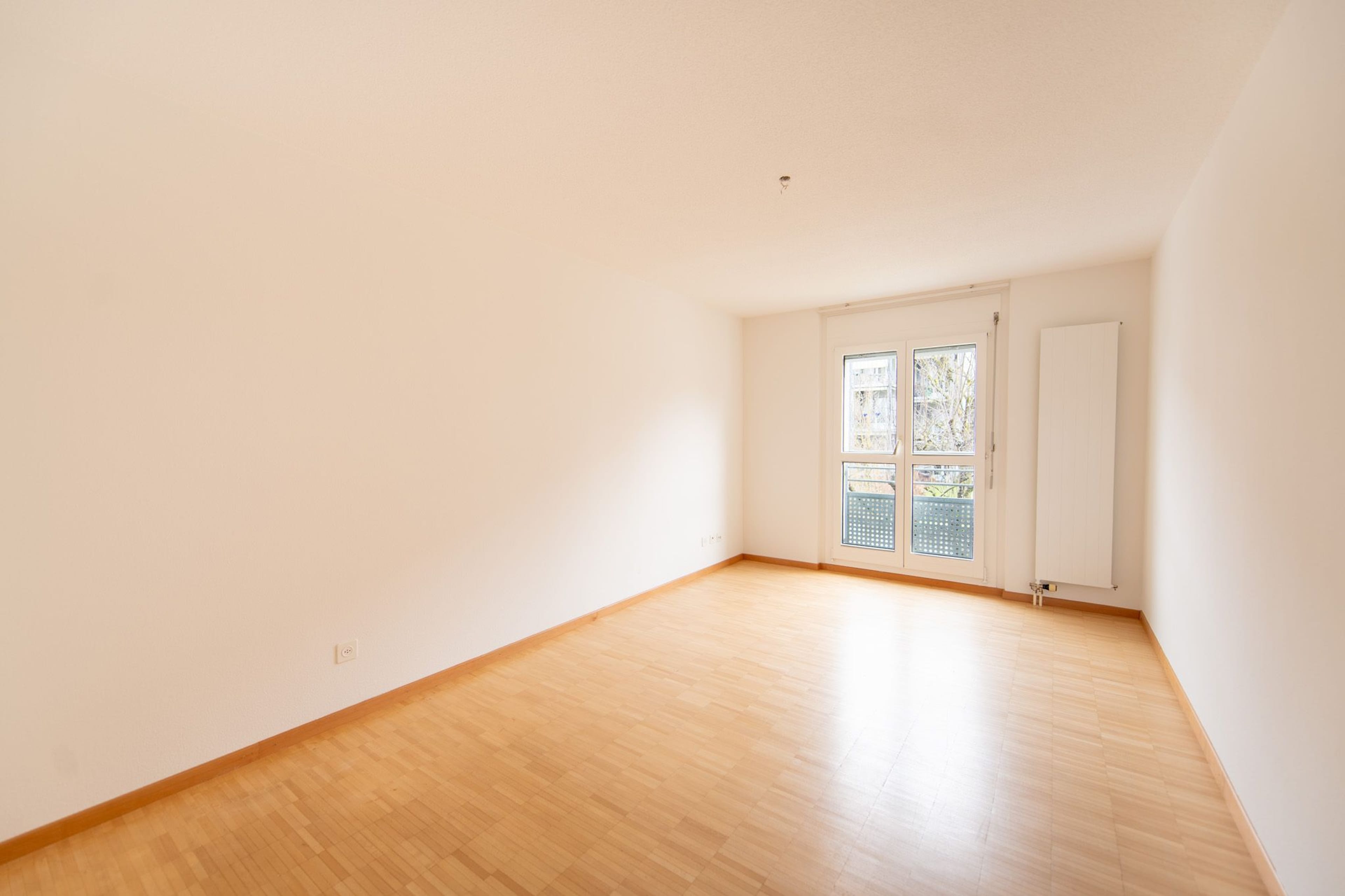 Wohnen mit Komfort: eigene Waschmaschine, grosser Balkon & viel Platz - 10
