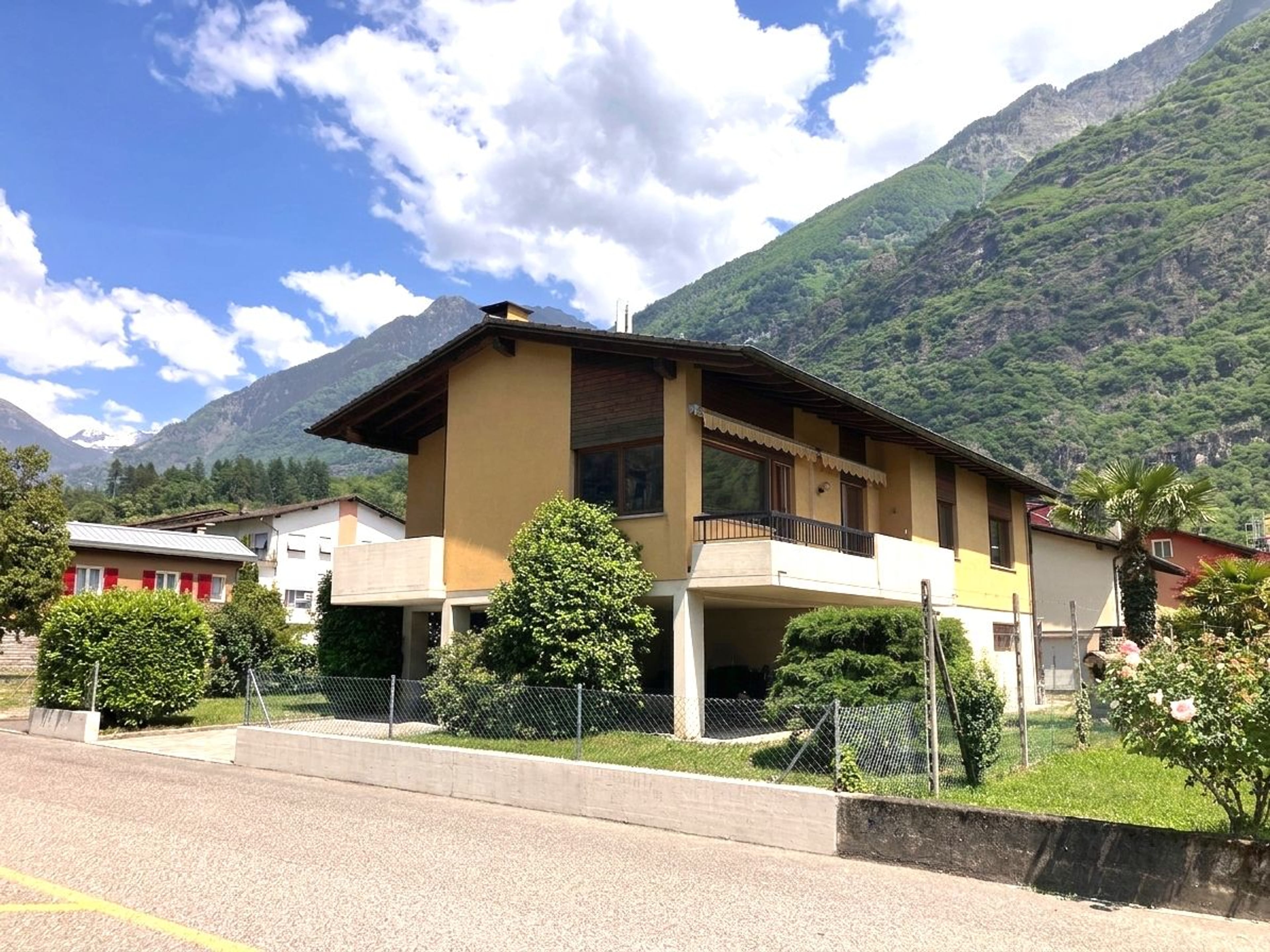Freistehendes 6.5-Zi.-Einfamilienhaus mit Garten in Biasca - Bild 2