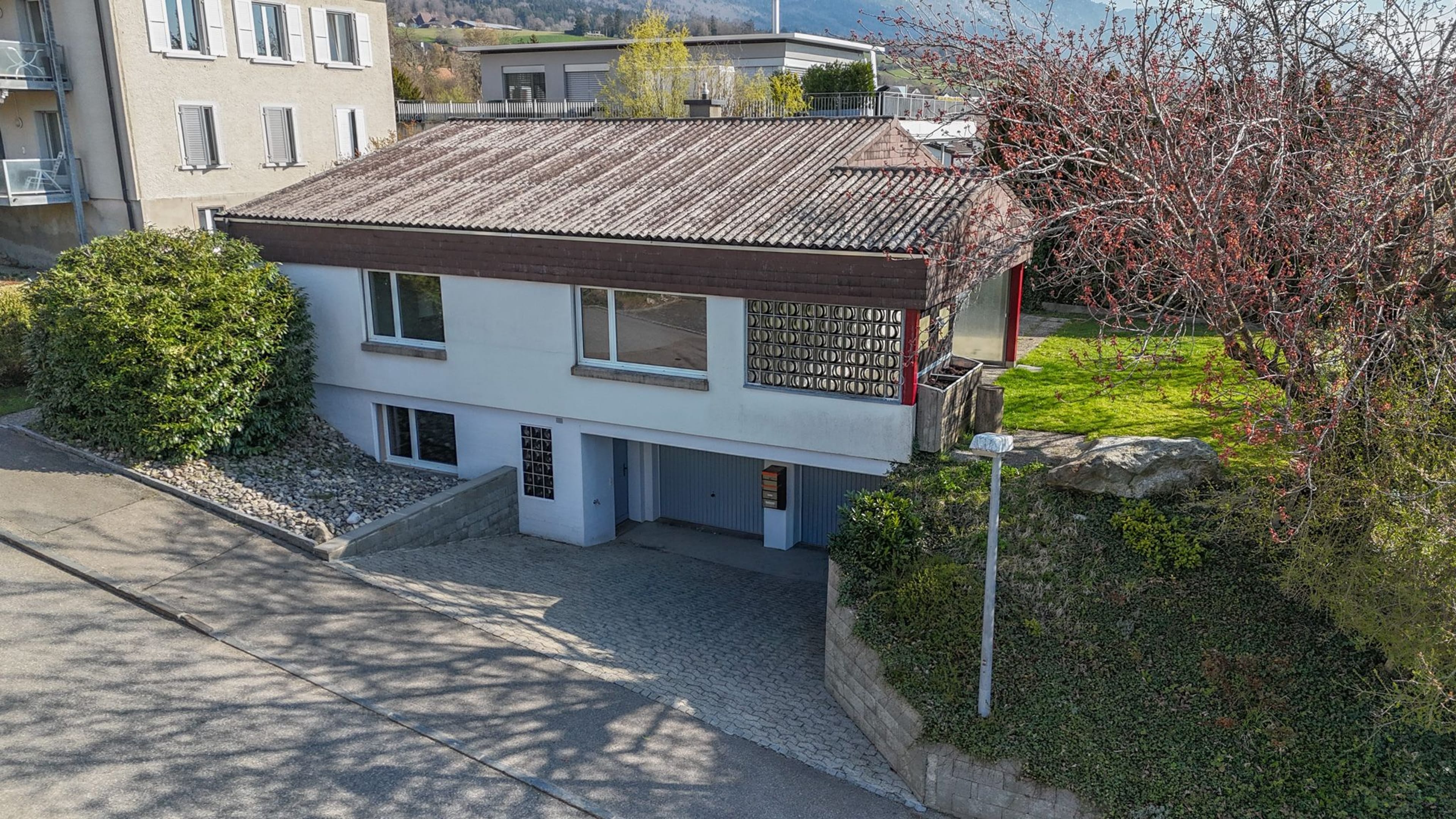 Raum für Ideen: Grosszügiges Einfamilienhaus auf zwei Etagen - Bild 1