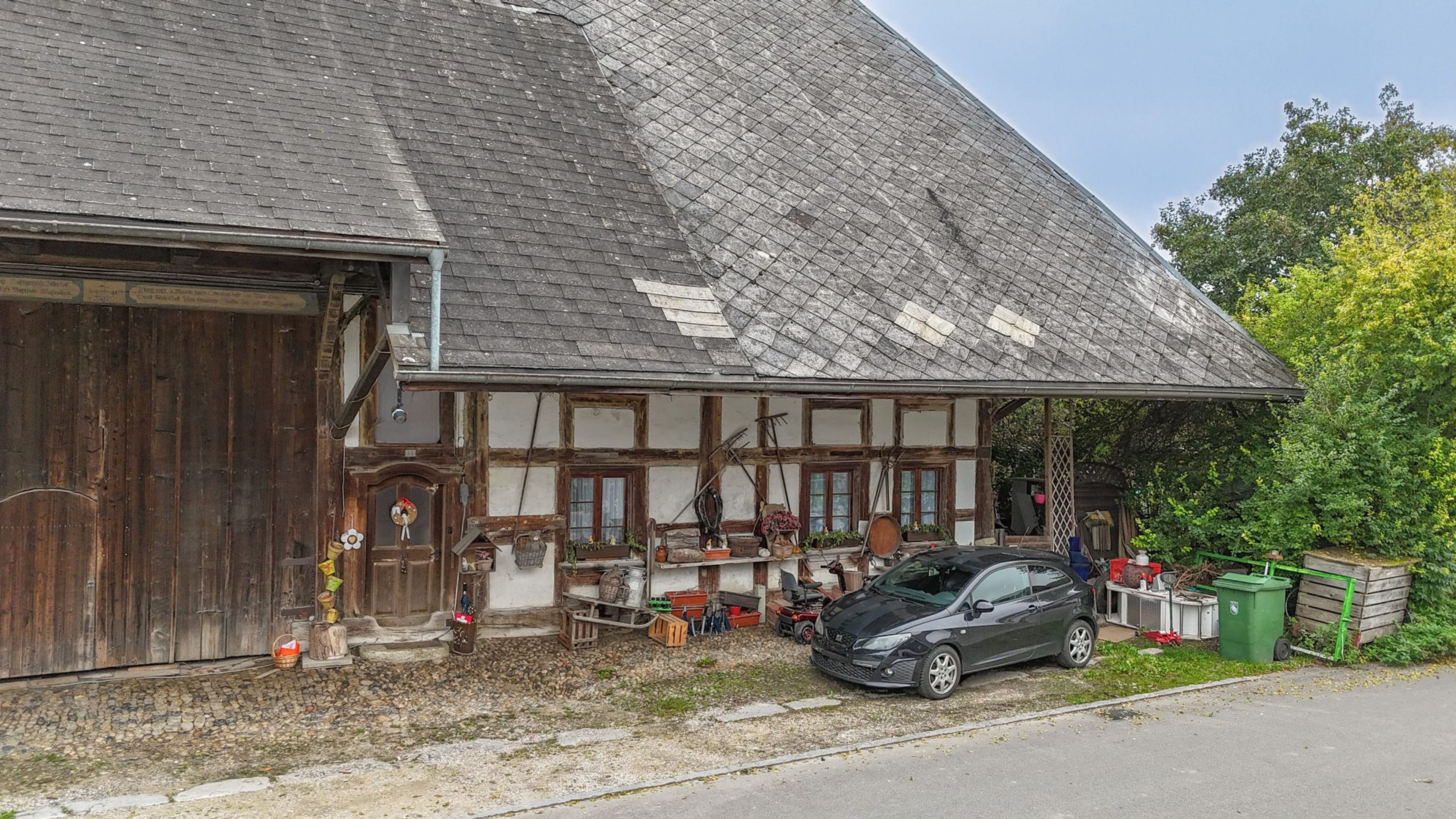Grosses Bauernhaus direkt am Bach mit Landparzelle und Ausbaupotenzial - Bild 20