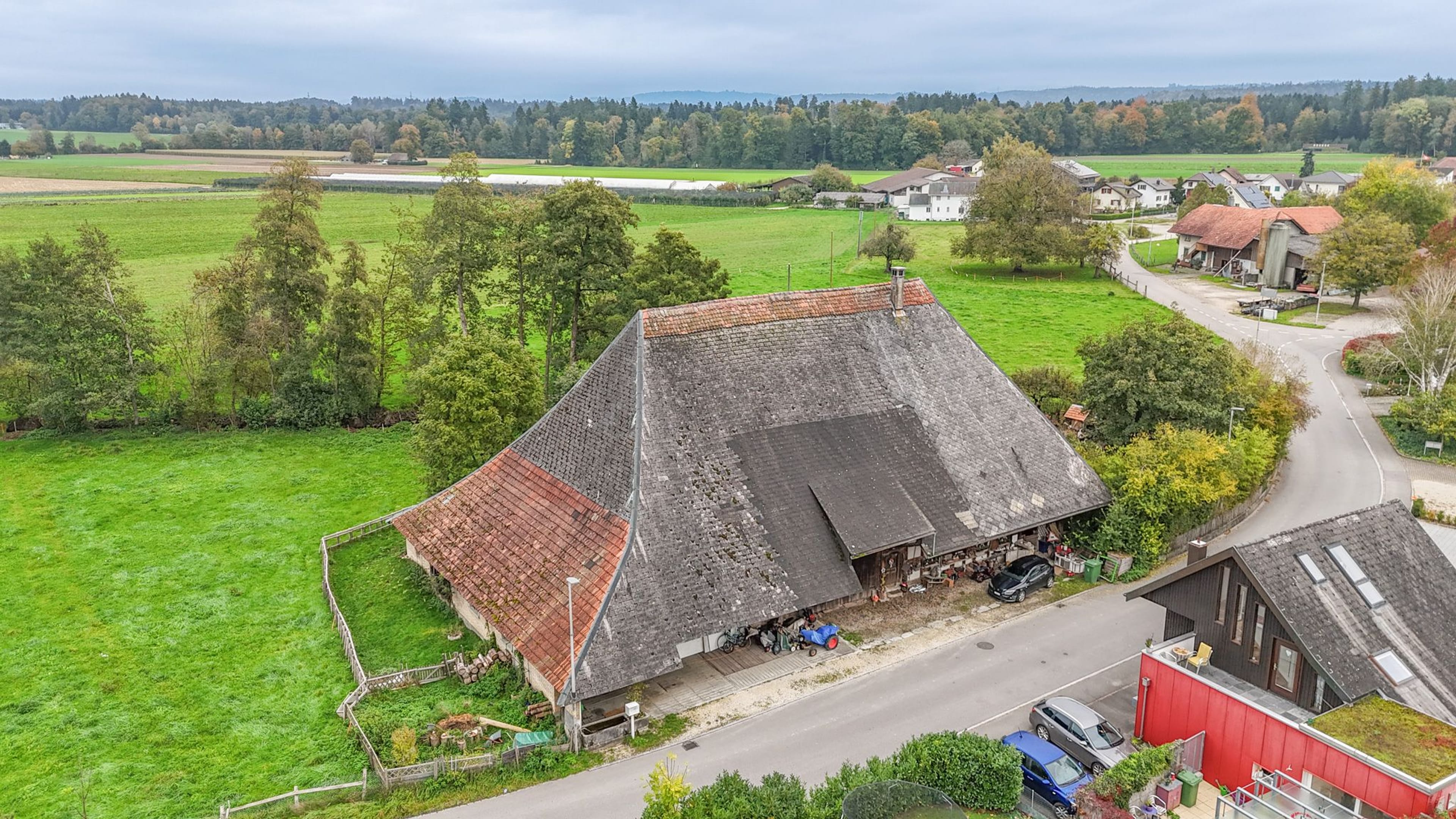 Grosses Bauernhaus direkt am Bach mit Landparzelle und Ausbaupotenzial - Bild 22