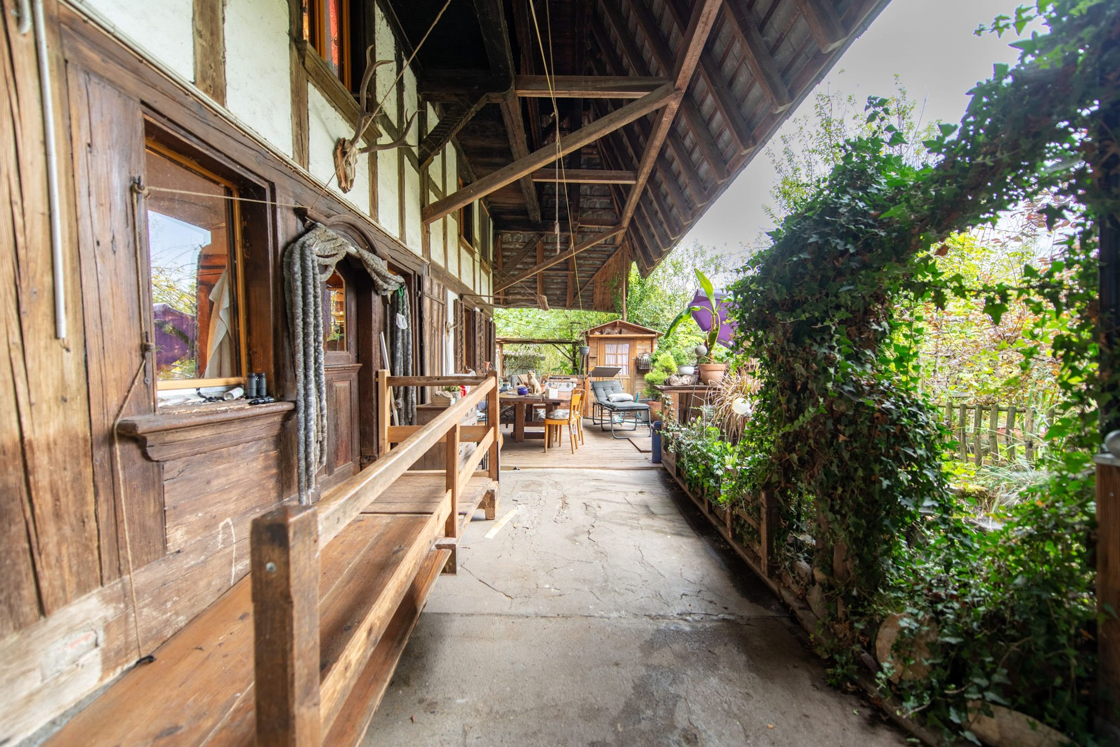 Grosses Bauernhaus direkt am Bach mit Landparzelle und Ausbaupotenzial - Bild 15