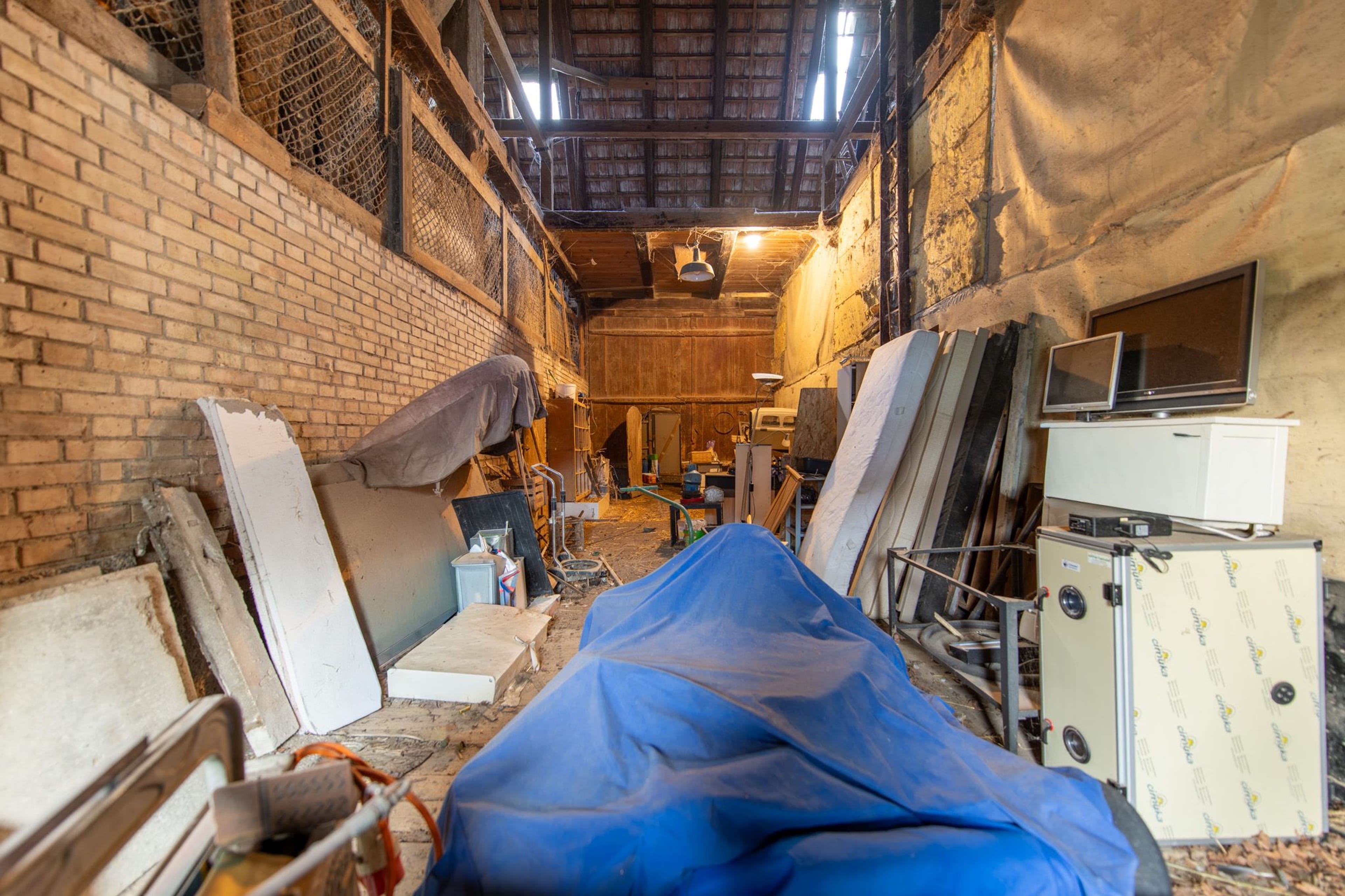 Grosses Bauernhaus direkt am Bach mit Landparzelle und Ausbaupotenzial - Bild 12