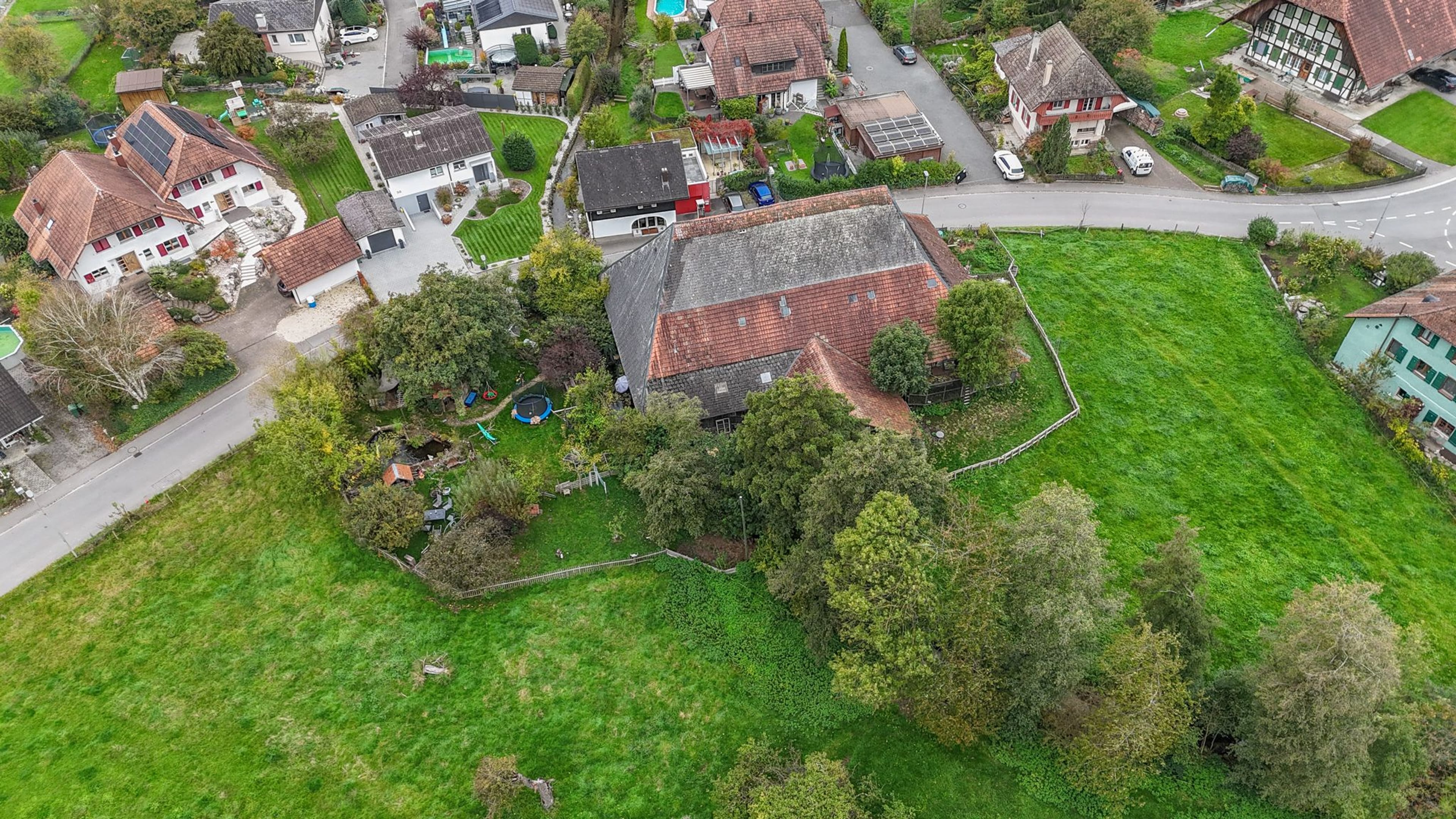 Grosses Bauernhaus direkt am Bach mit Landparzelle und Ausbaupotenzial - Bild 24